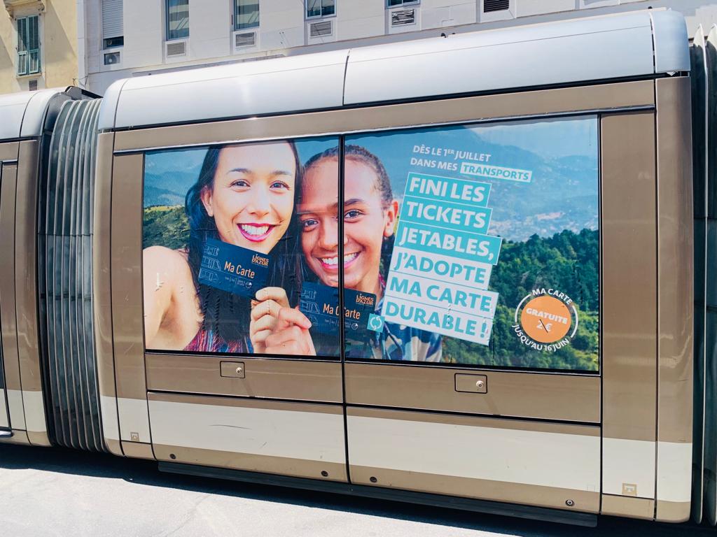 Publicité sur une façade d'un tramway de Nice sur la suppression des tickets papier.