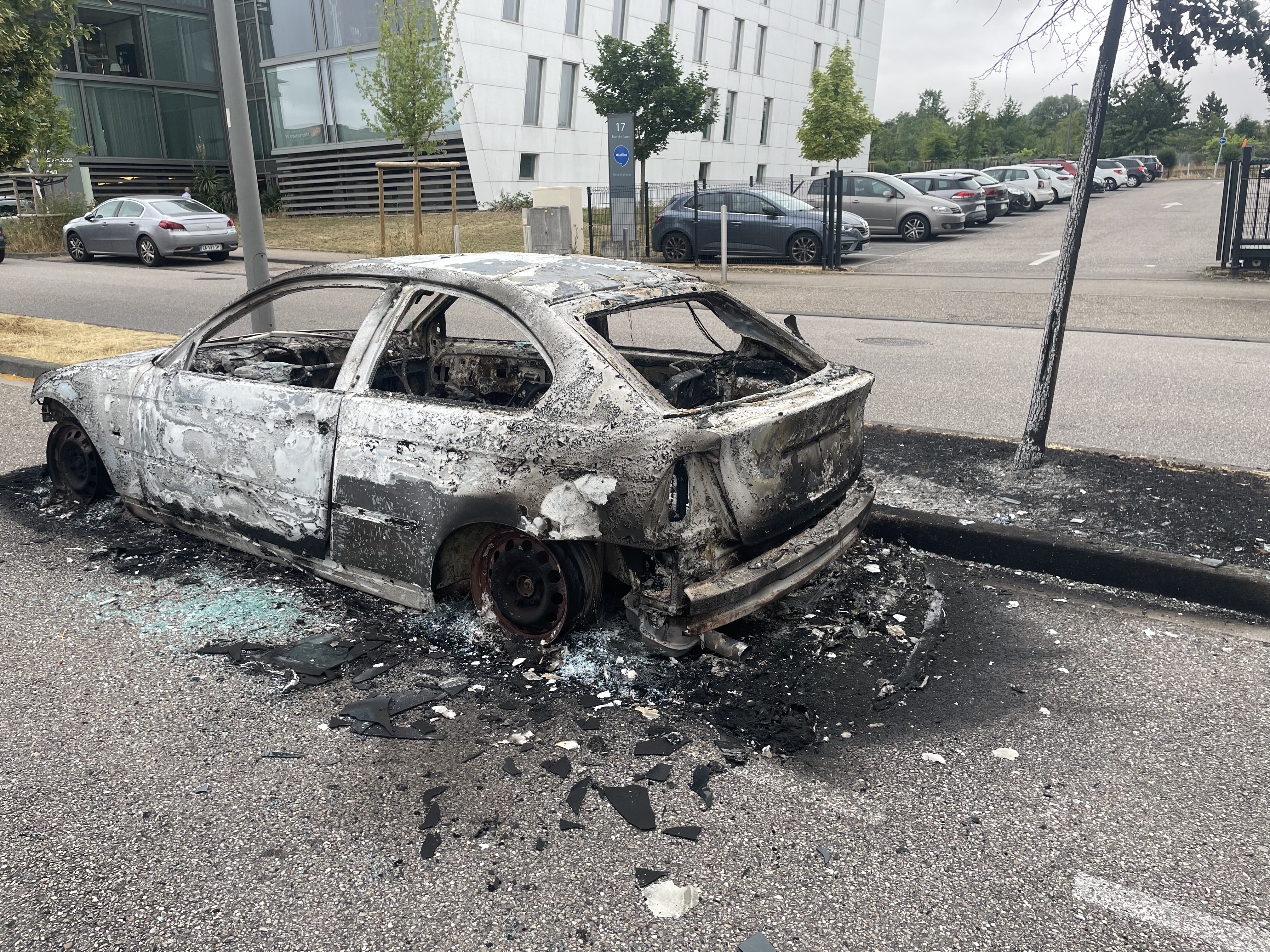 Un véhicule calciné à Metz après la nouvelle nuit d’émeutes en Lorraine, suite à la mort de Nahel à Nanterre