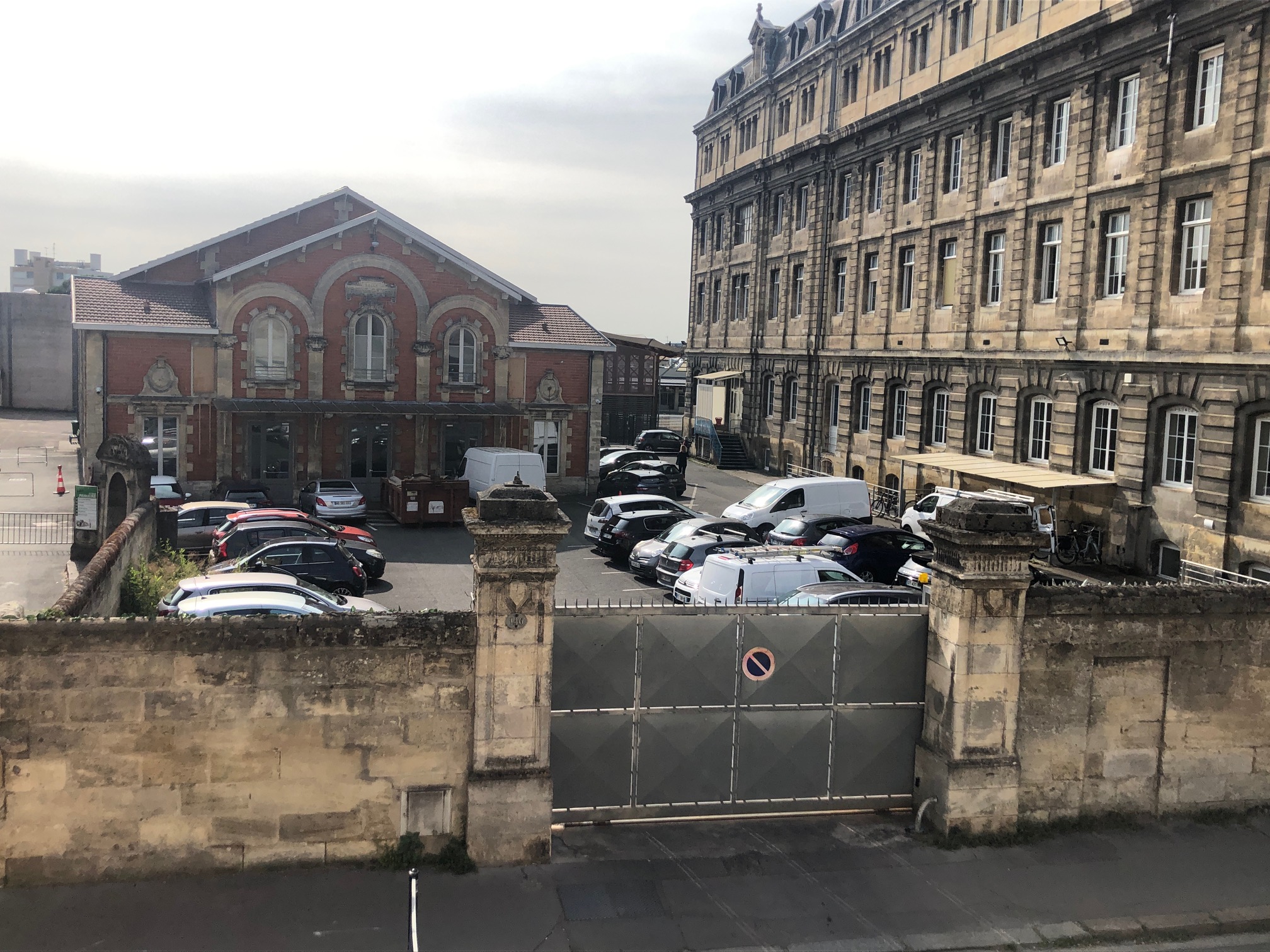 Le directeur de l'école privée catholique Saint-Genès à Bordeaux est décédé ce lundi 26 juin 2023 ©Clément Guerre.