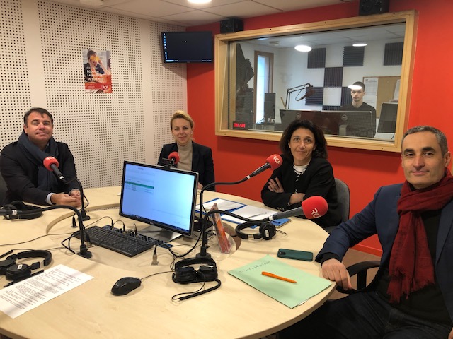Regards sur l'actualité, le débat politique, c'est quatre élu(e)s dans les studios d'RCF Bordeaux ©RCFBordeaux.
