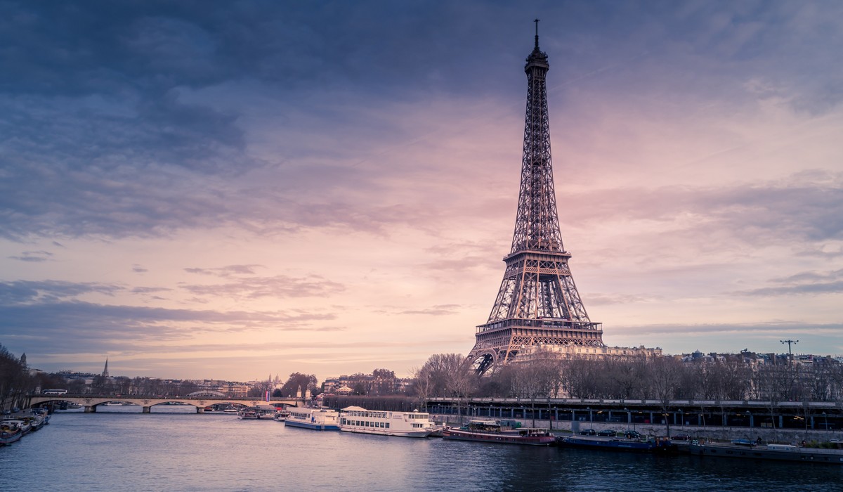 Tour Eiffel de Paris vu de la Seine. ©Unsplash