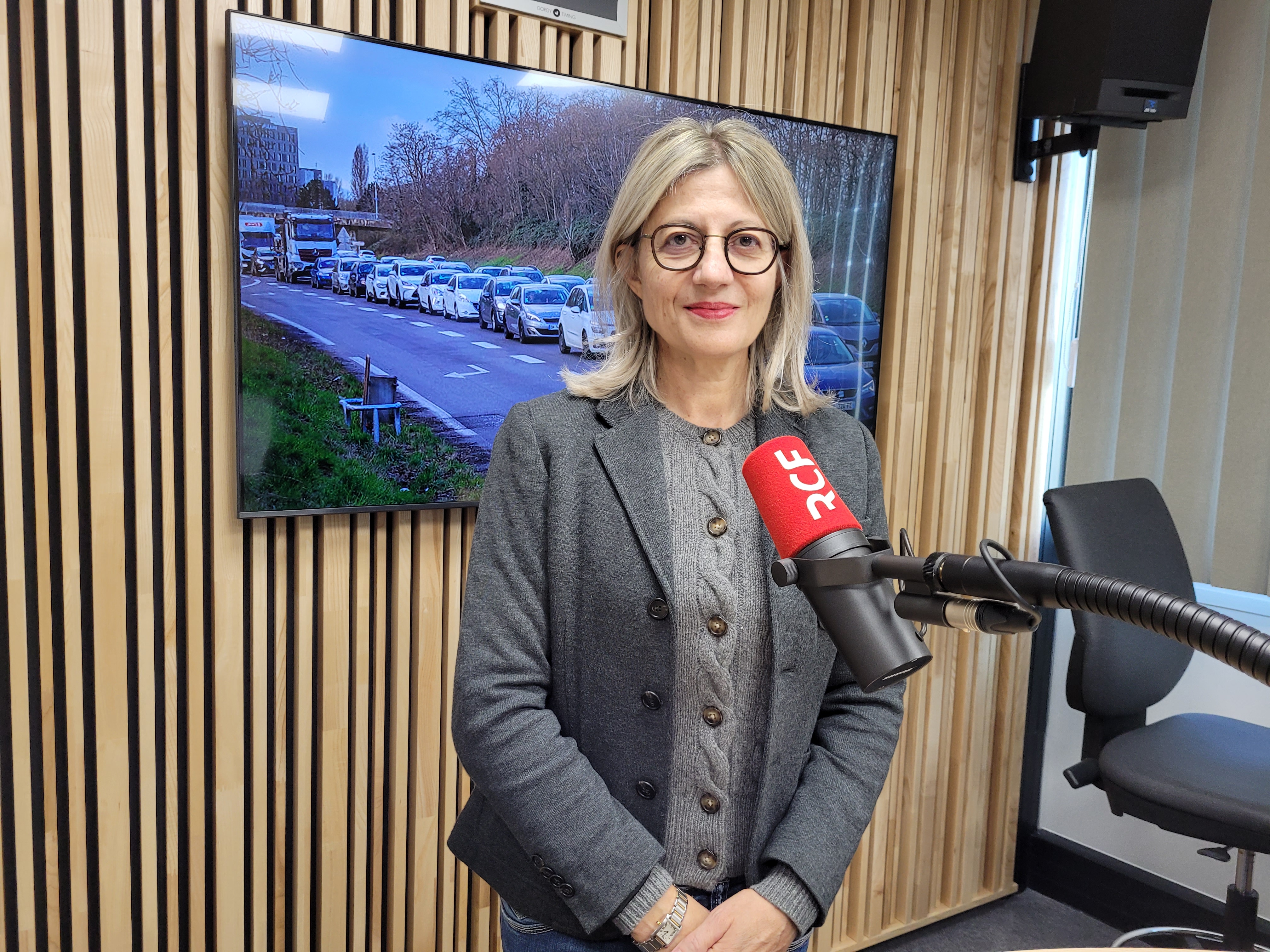 Frédérique Lardet, présidente du Grand Annecy, dans les studios de RCF Haute-Savoie. ©Victorien Duchet/RCF