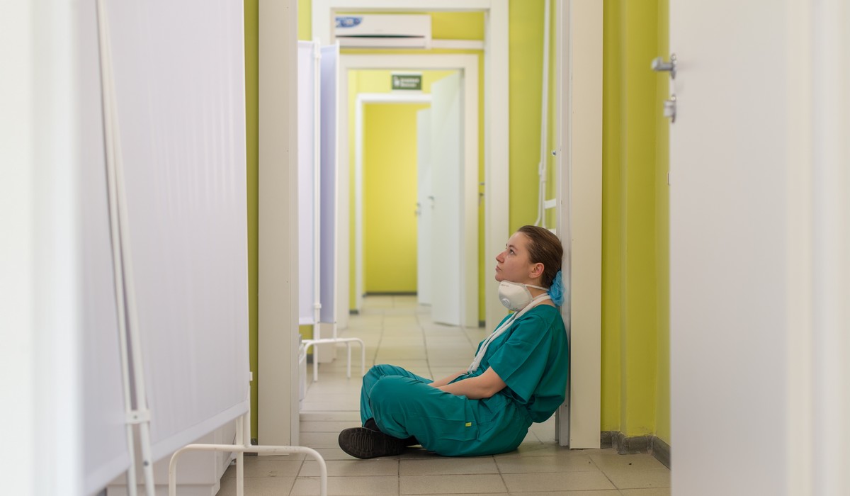 Infirmière au sol dans un hôpital français. 2020 ©Unsplash