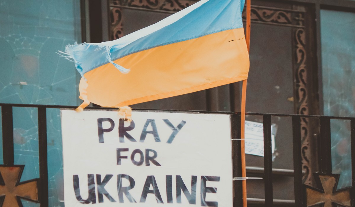Pancarte "Priez pour l'Ukraine". ©Unsplash