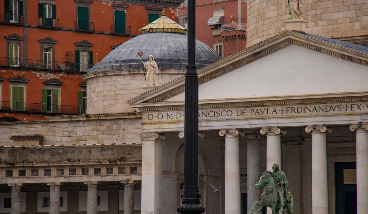 Piazza del Plebiscito à Naples, en Italie. ©Unsplash