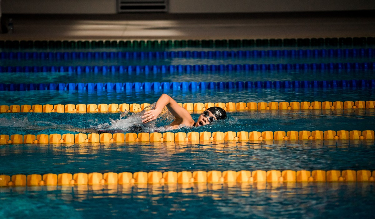 Nageur se baignant dans une piscine municipale. ©Unsplash