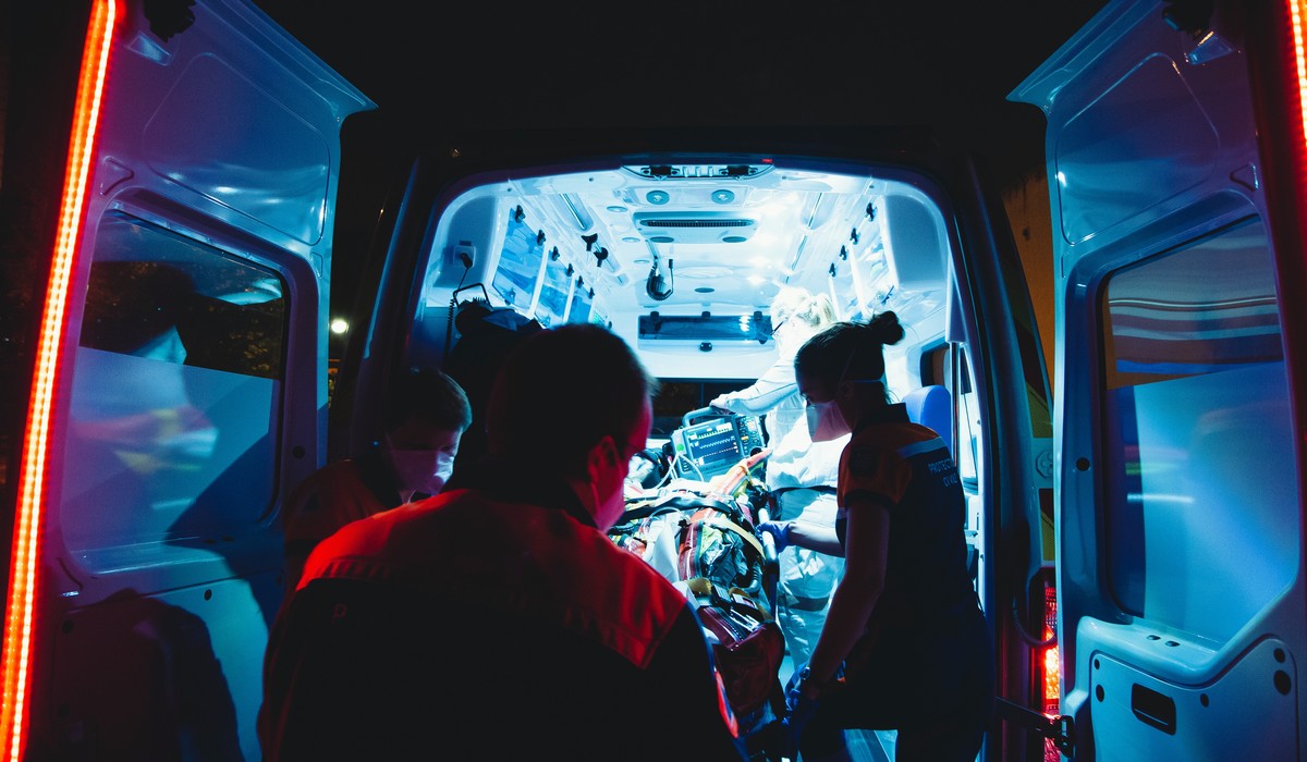 Ambulanciers prenant en charge un patient. ©Unsplash
