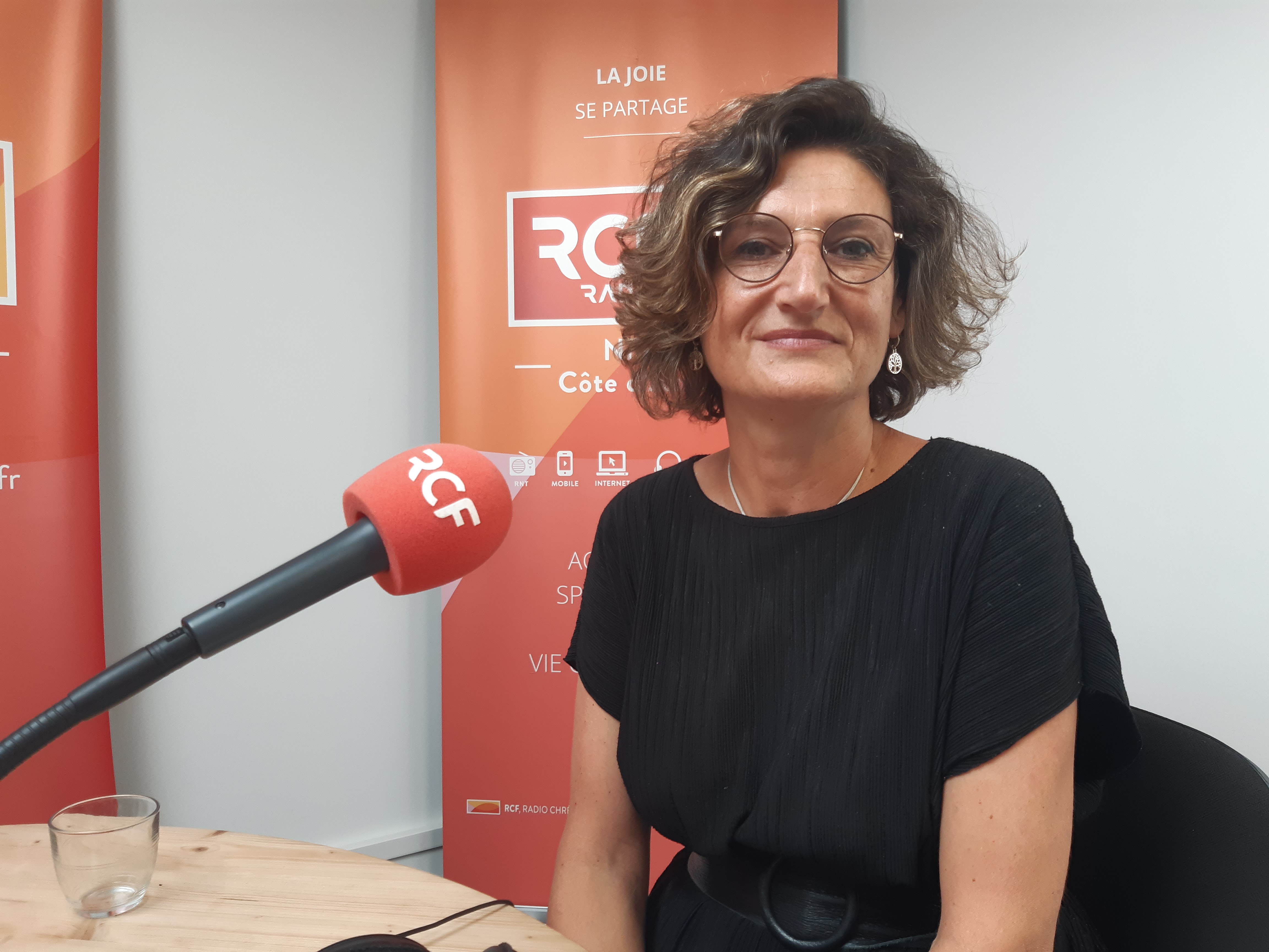 Karine Dziwulski dans le studio de RCF à Nice - SCG