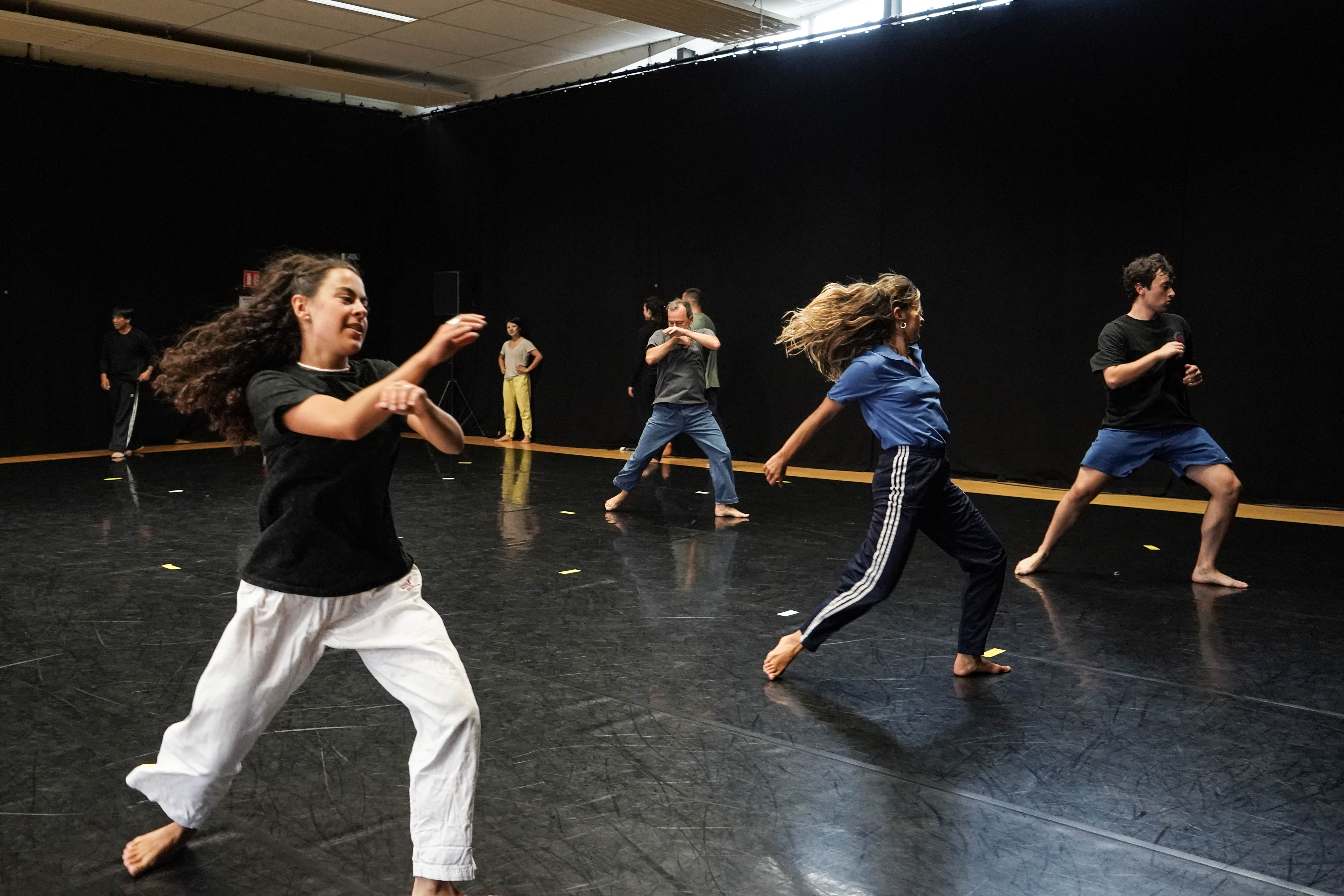cours de Practice, préalable aux répétitions de "Silver Rosa", la nouvelle création de Yuval Pick - © Honorine Reussard / CCNR