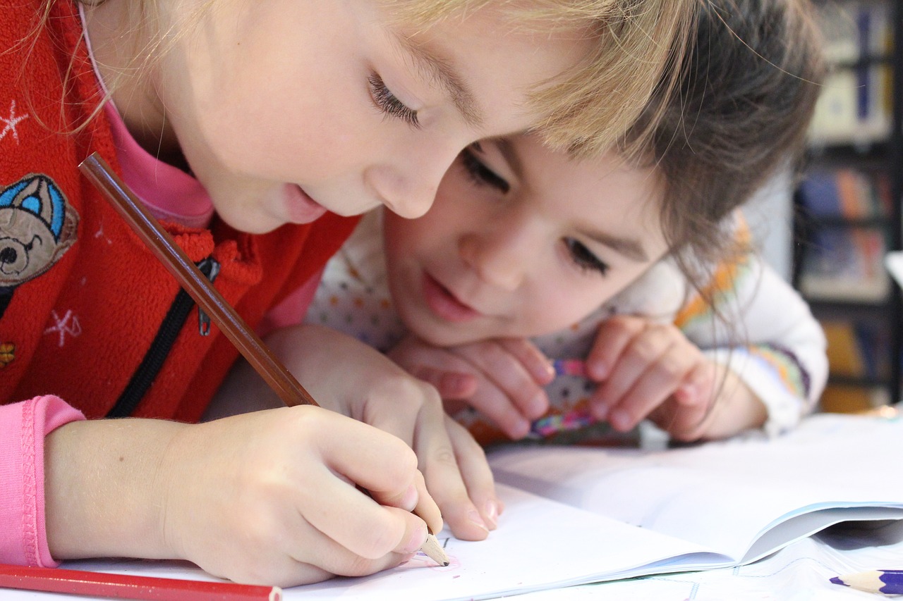 53 000 enfants bénéficiaient de l’instruction en famille à la rentrée 2022, contre 70 000 à la rentrée précédente.