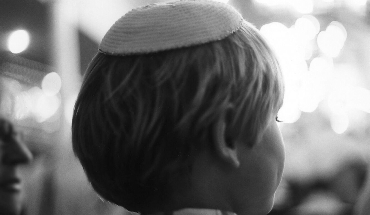 Jeune garçon dans une synagogue pour Yom Kippour ©Deborah Leca / Hans Lucas