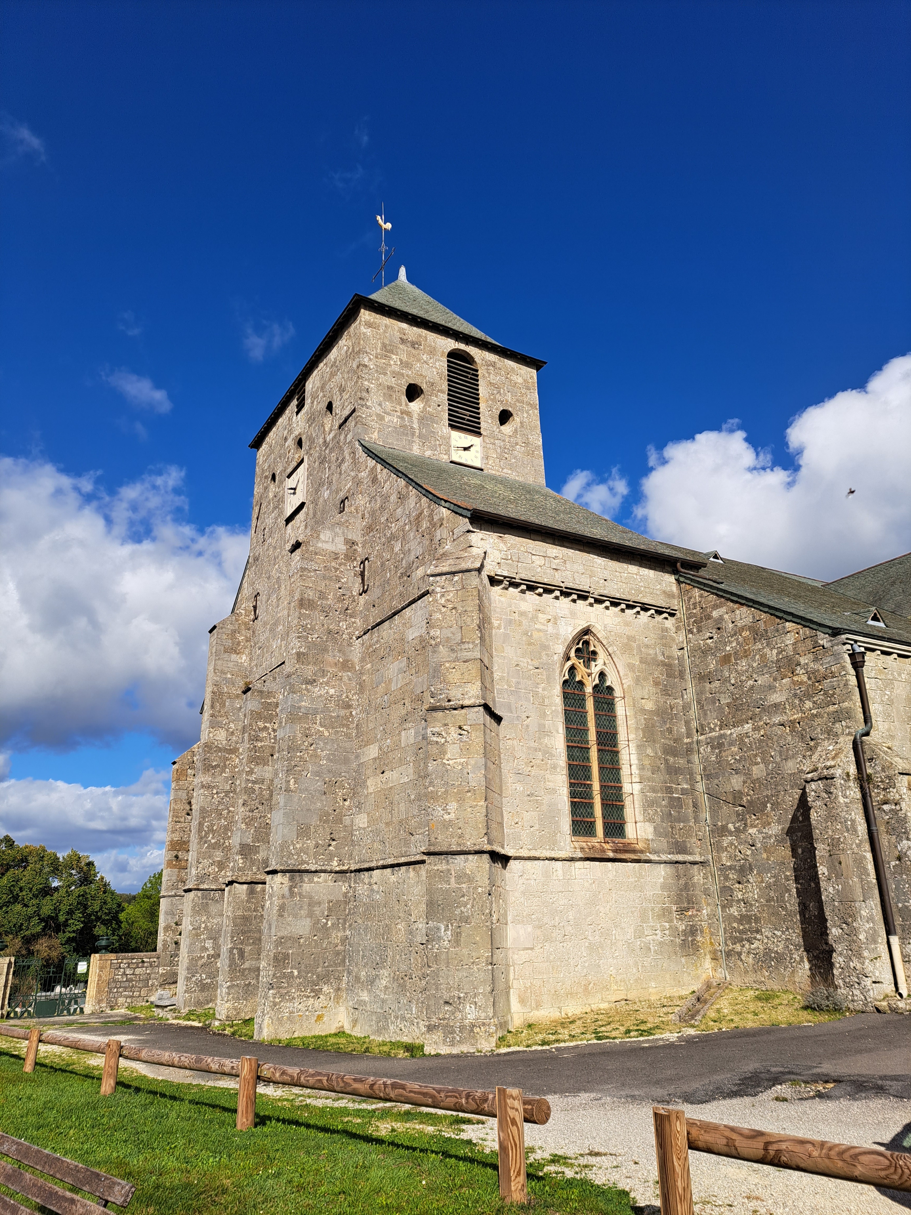L'église perchée sur la colline de Dun