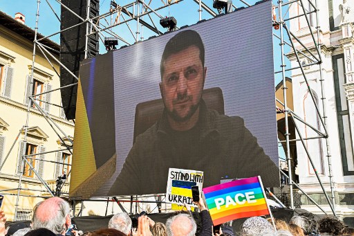 Volodymyr Zelensky s'adressant à une foule rassembler pour demander la paix en Ukraine, ici à Florence en Italie, le 12 mars 2022 / CARLO BRESSAN / AFP