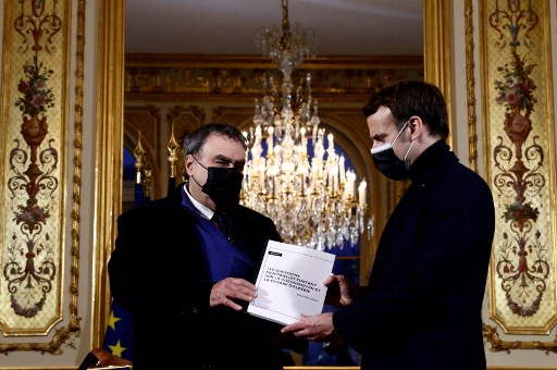 Le président Macron recevant la rapport de l'historien Benjamin Stora sur la colonisation et la guerre d'Algérie, à l'Élysée, le 20 janvier 2021/ CHRISTIAN HARTMANN / POOL / AFP