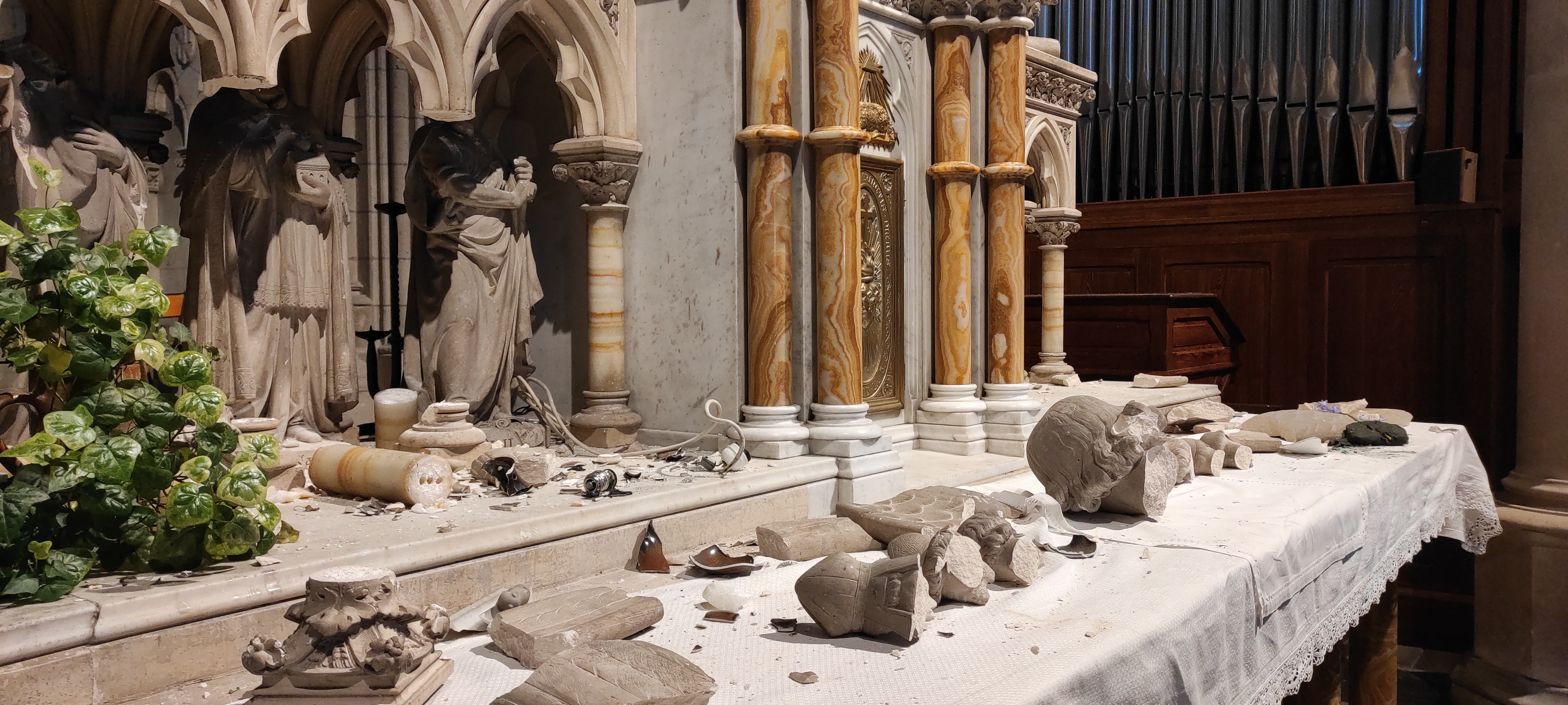 Le maitre-autel de l'église de la Madeleine à Angers saccagé