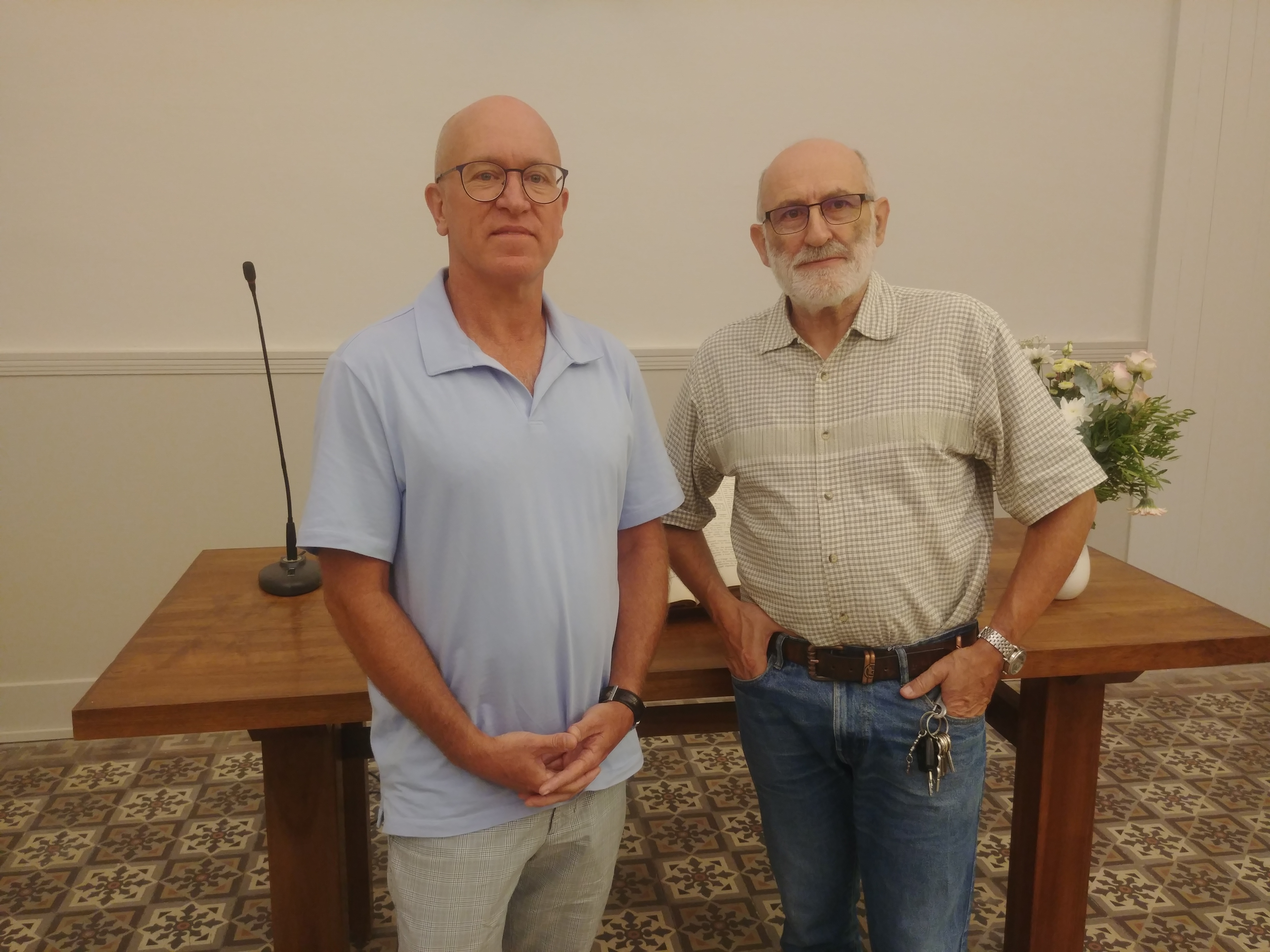 À droite le nouveau pasteur Randy Greer, à gauche Philippe Malidor, secrétaire du conseil presbytéral © RCF - Guillaume Martin-Deguéret. 