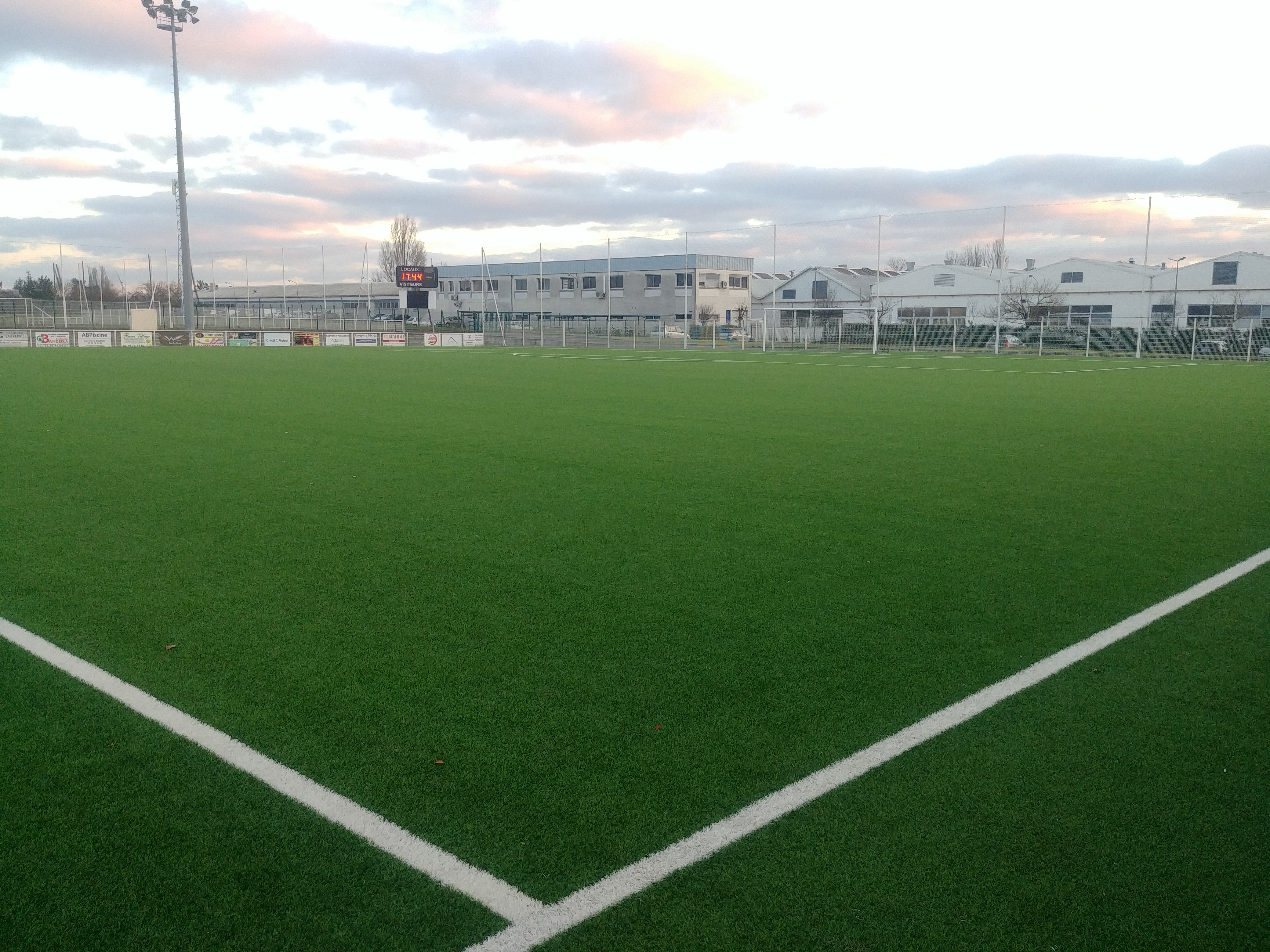 La pelouse synthétique du stade Brouhot va accueillir la rencontre Vierzon/Grenoble © RCF - Guillaume Martin-Deguéret.