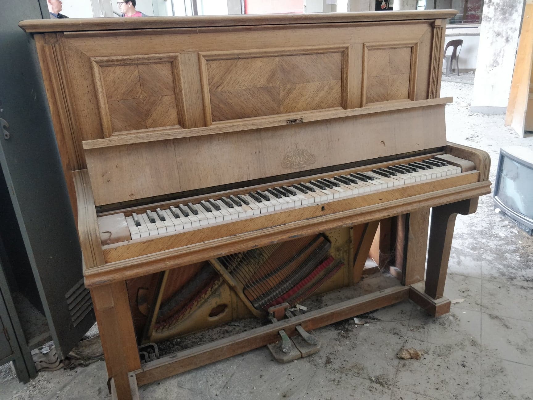 Un piano toujours présent sur place, vestige d'une passé culturel du site © RCF - Guillaume Martin-Deguéret.