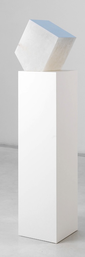 Ettore Spalletti, Sans titre, sens dessus dessous, 2000, impasto de couleur sur alabâtre (bleu clair), 168 x 30 x 30 cm, Studio la Città, Vérone, photo : Michele Alberto Sereni – courtesy Studio la Città. © Adagp, Paris, 2021