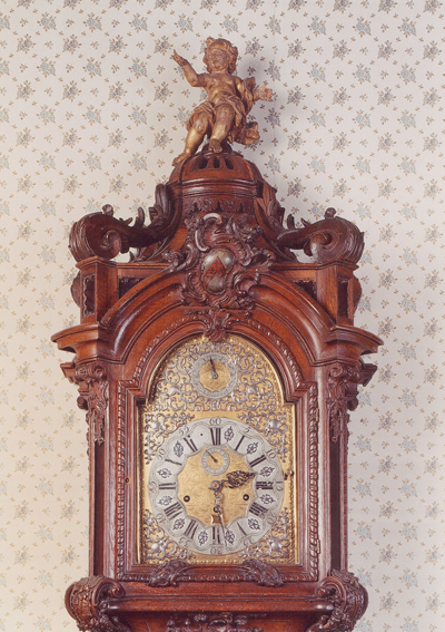 Louis Lejeune, caisse d’horloge de parquet, détail, chêne, 288 x 61 cm, Morlanwelz, Musée royal de Mariemont. © IRPA-KIK, Bruxelles.