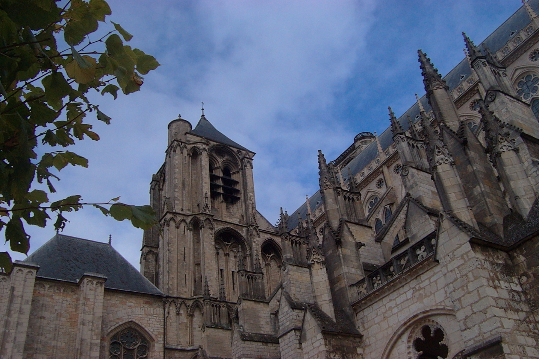 C'est Augustin Belliot qui fait désormais « vibrer » la cathédrale de Bourges © RCF - Florent Sonzogni.