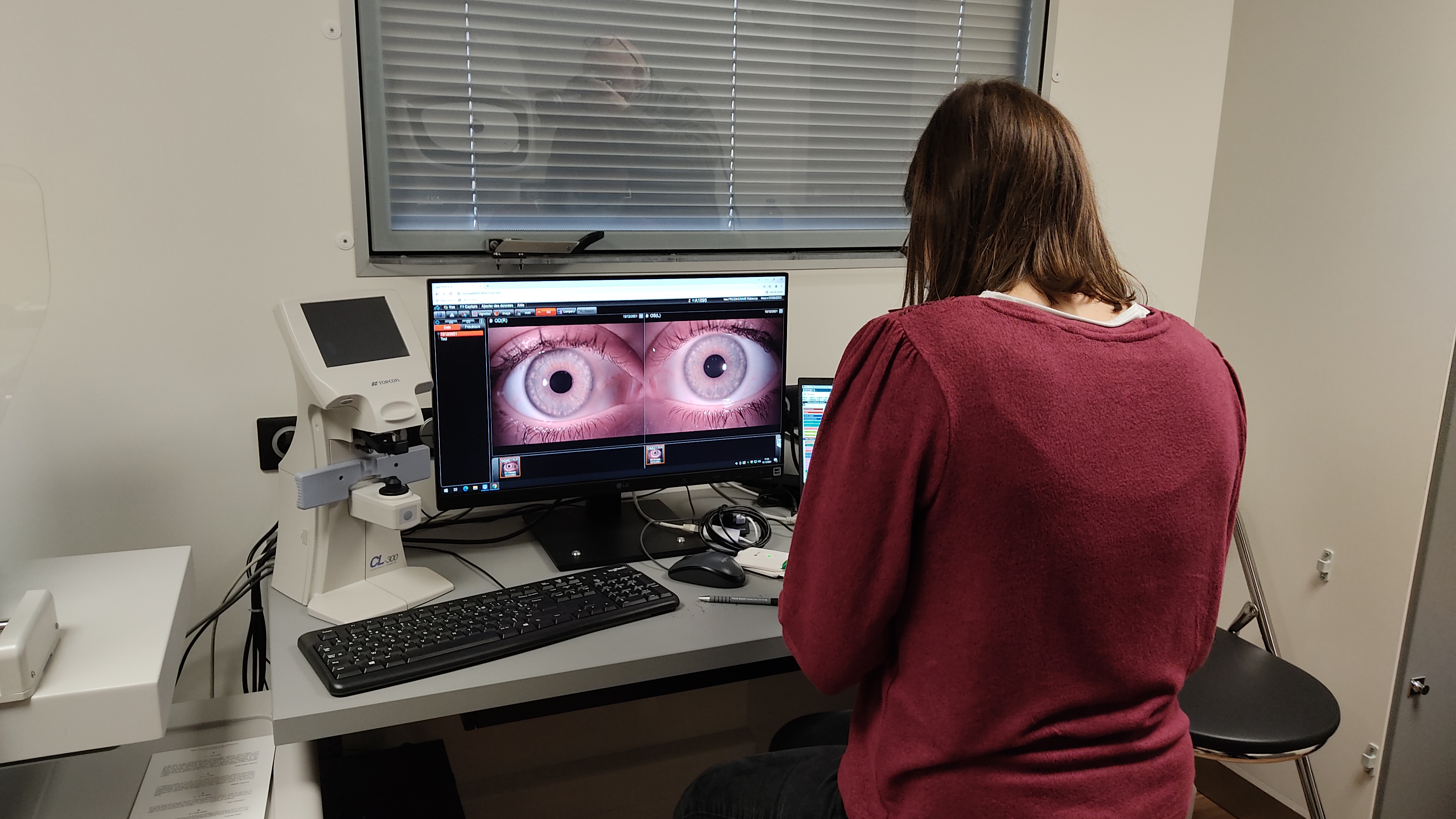 L'ophtalmologue du CHU d'Angers suit tous les examens en direct à distance. ©RCF Anjou