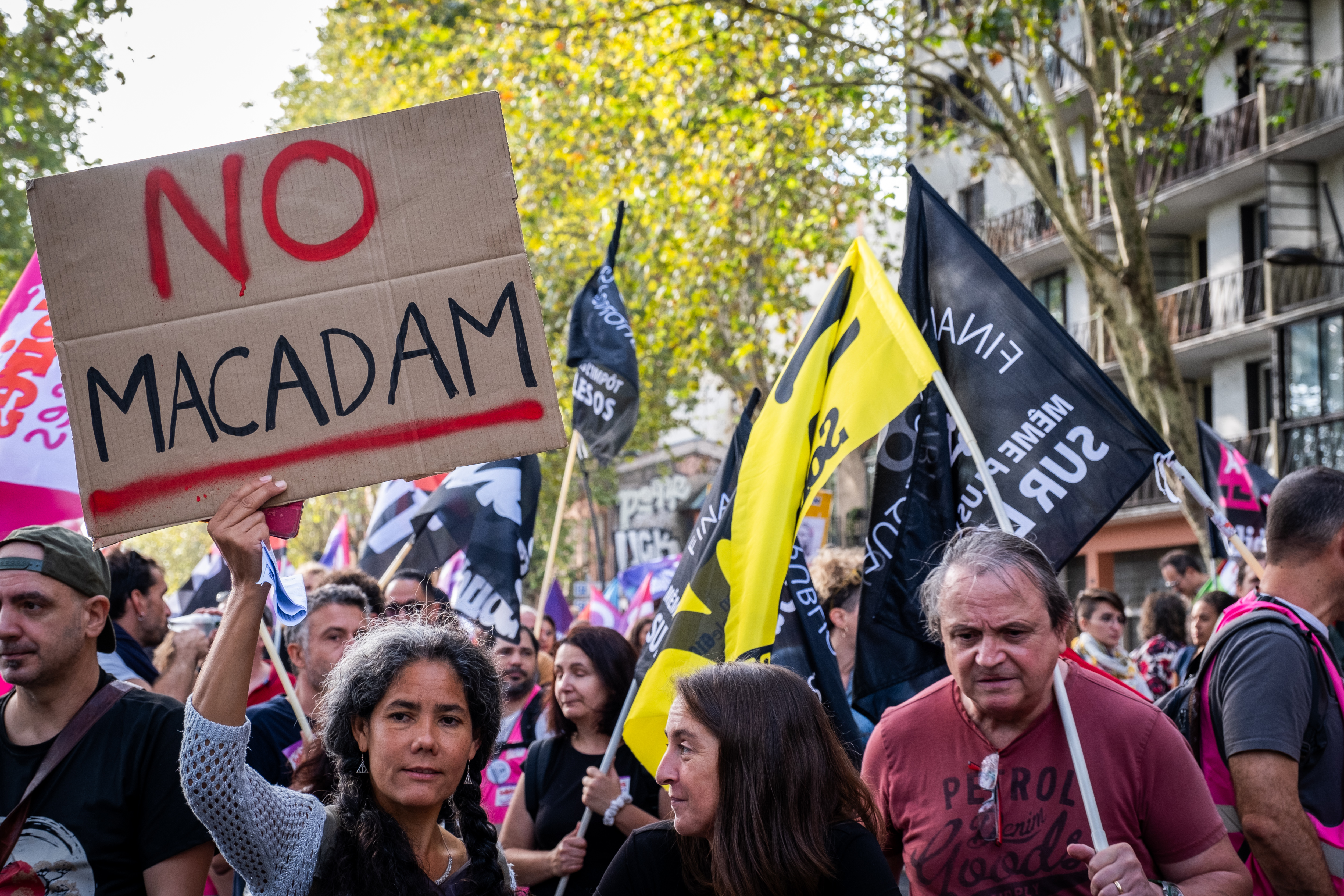 Des manifestantes avec un panneau appelant a l arret du projet d'autoroute A69 à Toulouse le 13 octobre 2023/ Photographie de Francois Laurens / Hans Lucas.