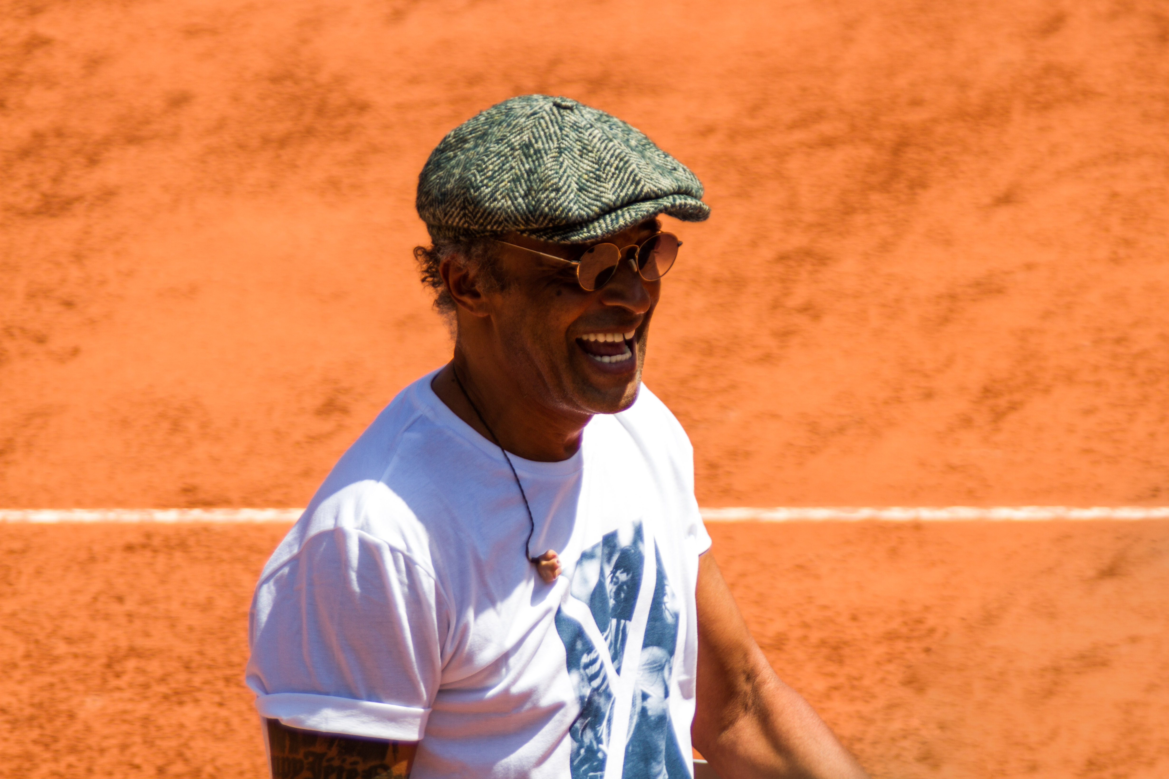 Yannick Noah, sur le court Philippe Chatrier le 27 mai 2023 à l'occasion des 40 ans de sa victoire à Roland-Garros. / © Photographie de Maeva Destombes / Hans Lucas.