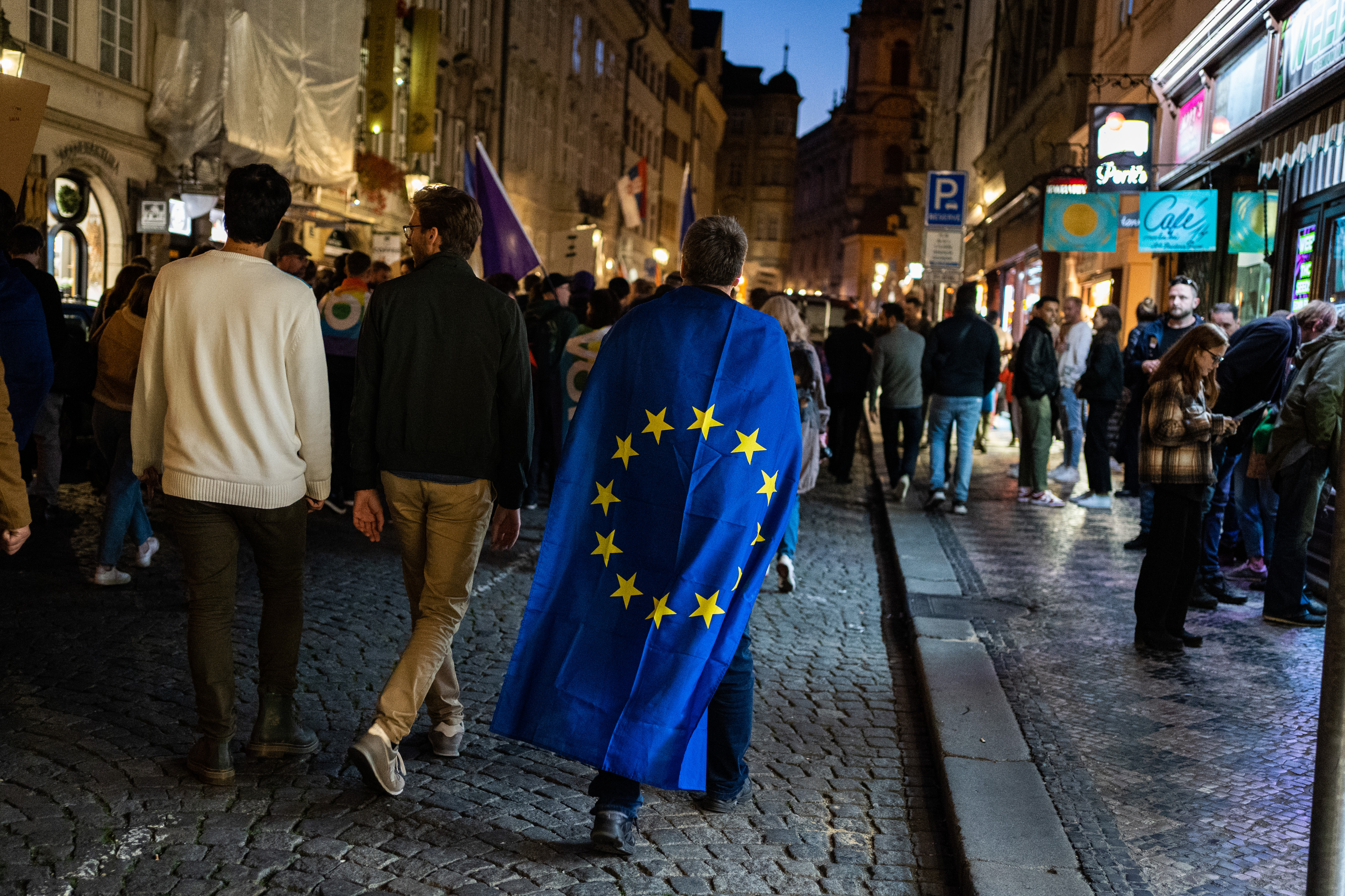 Un manifestant porte un drapeau europeen sur son dos lors d une manifestation pour l union europeenne, organisee par le mouvement politique Volt /Photographie de Nicolas Liponne / Hans Lucas.