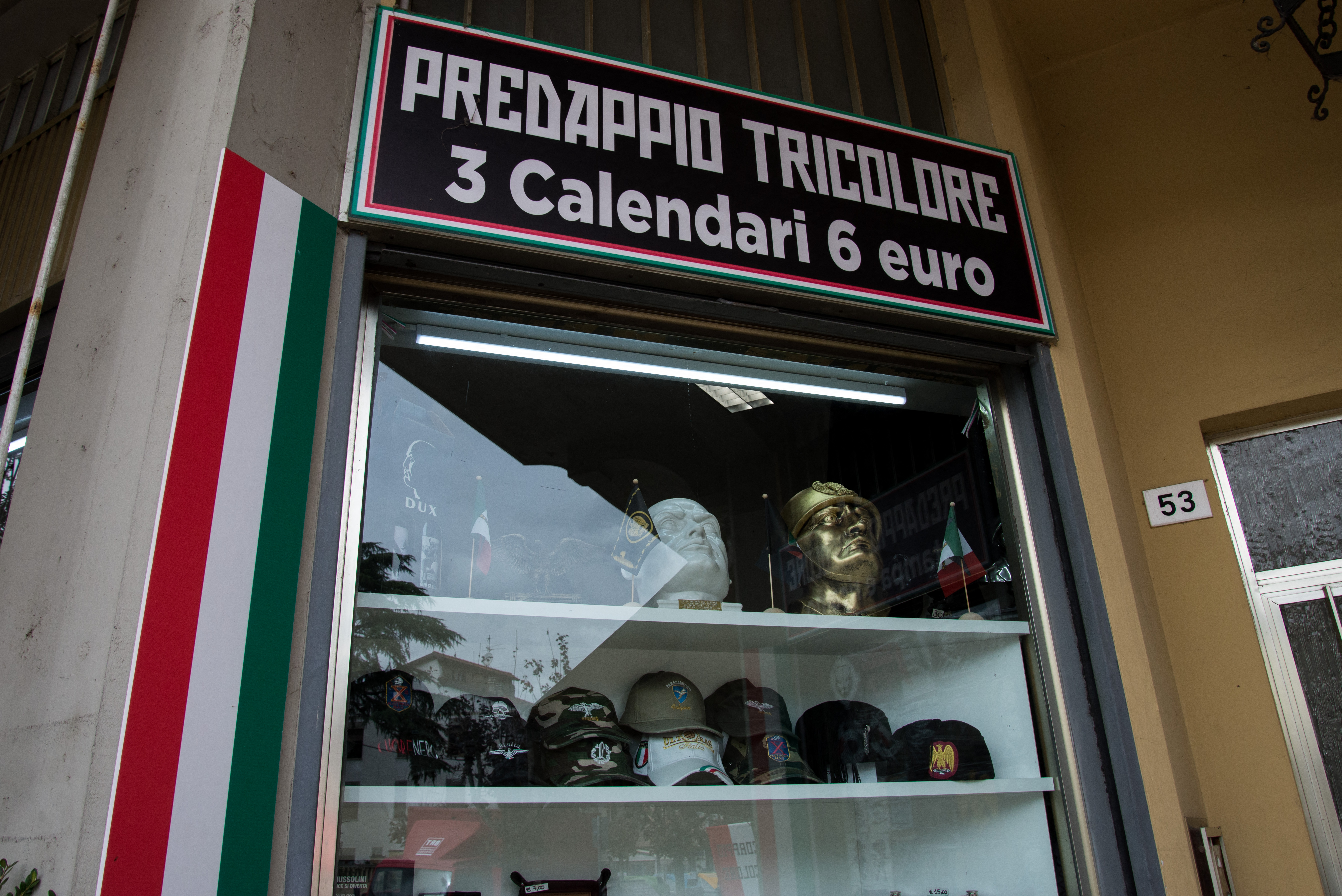 Magasin de souvenirs du fascisme à Predapio, ville natale de Benito Mussolini. / © Riccardo Milani by Hans Lucas