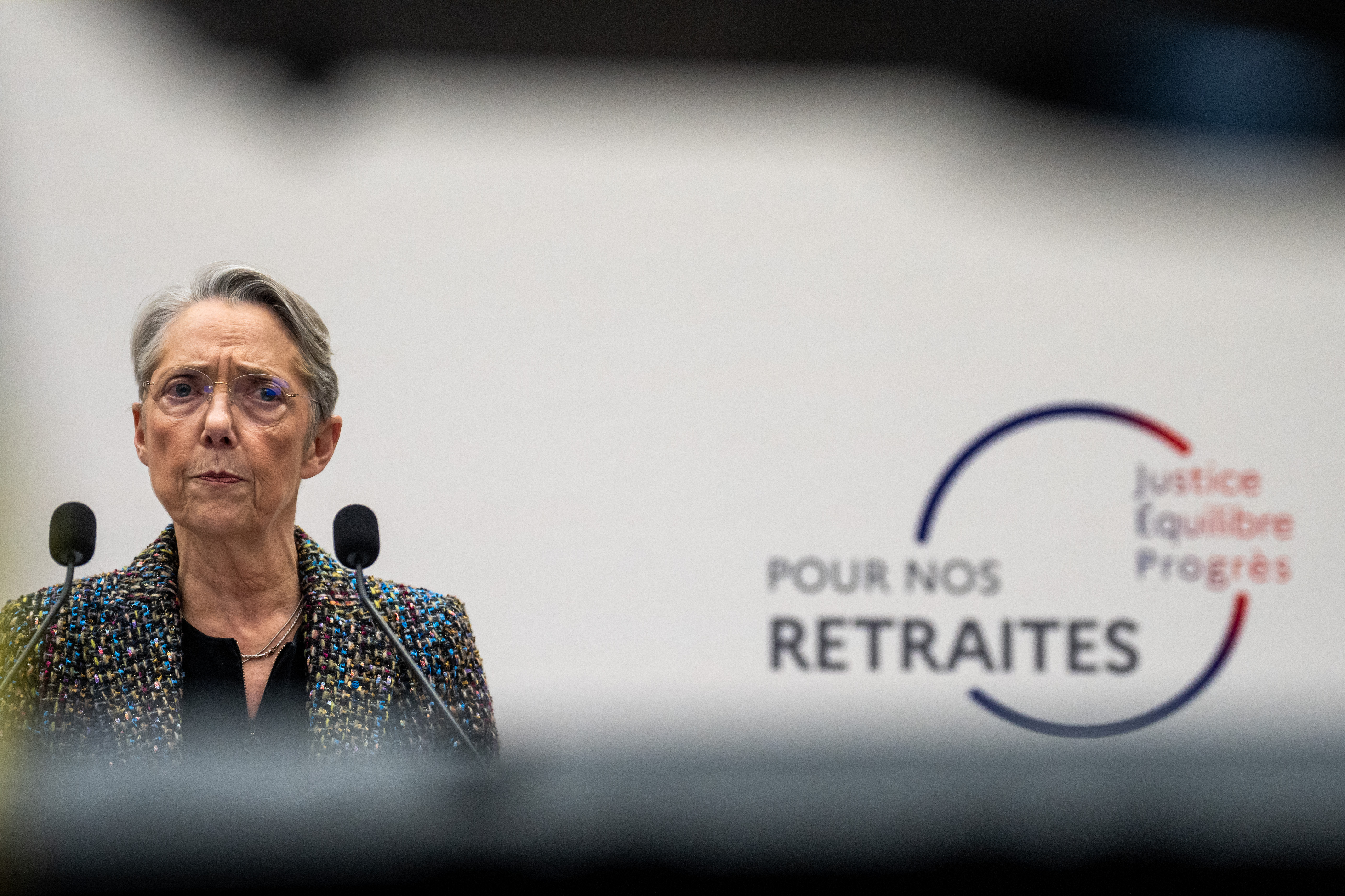 La Première ministre, Élisabeth Borne, lors de la conférence de presse de présentation du projet du gouvernement sur la réforme des retraites / Photographie par Xose Bouzas / Hans Lucas.