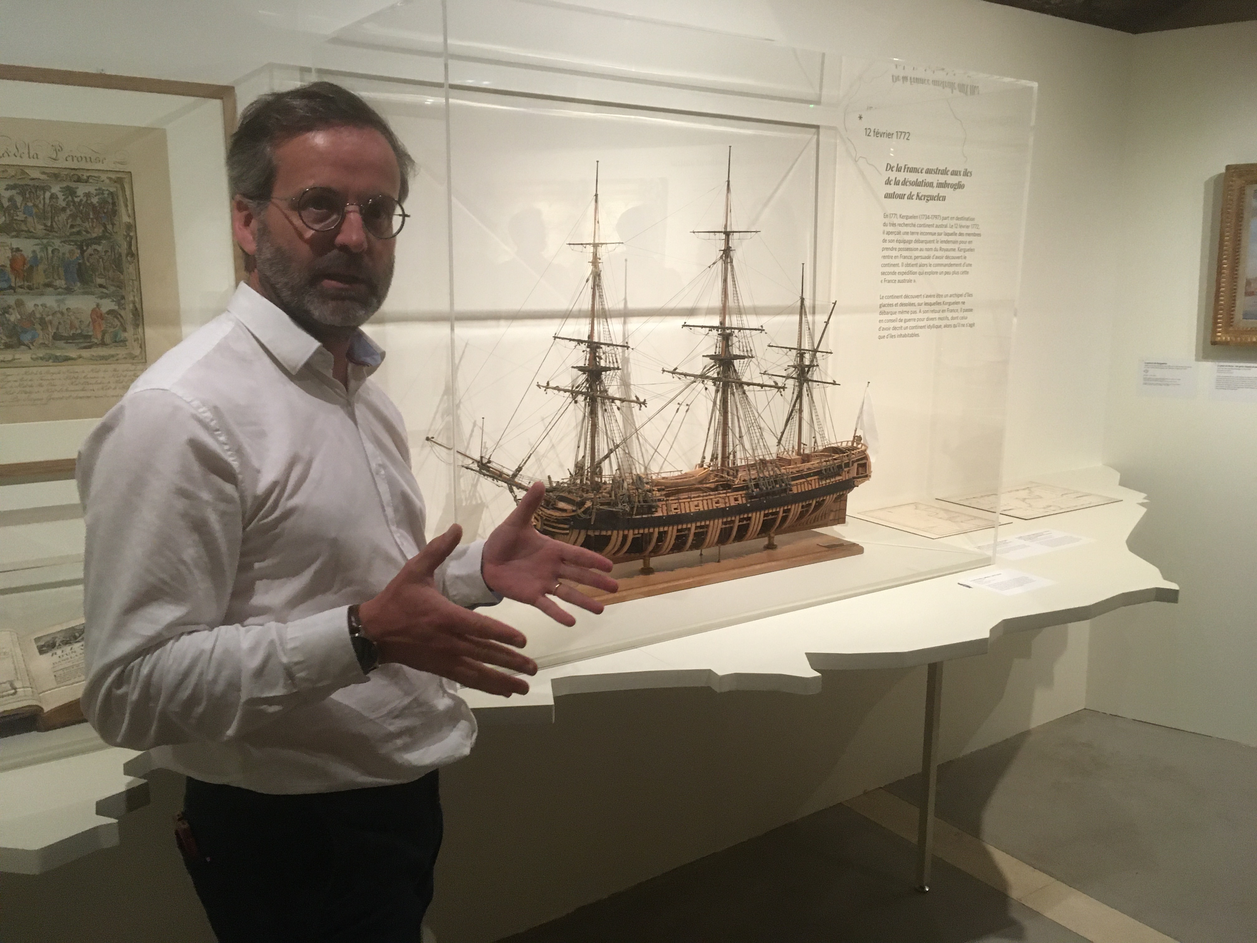 Jean-Yves Besselièvre, administrateur du musée national de la Marine de Brest, devant l'une des maquettes de l'exposition - ©Ronan Le Coz