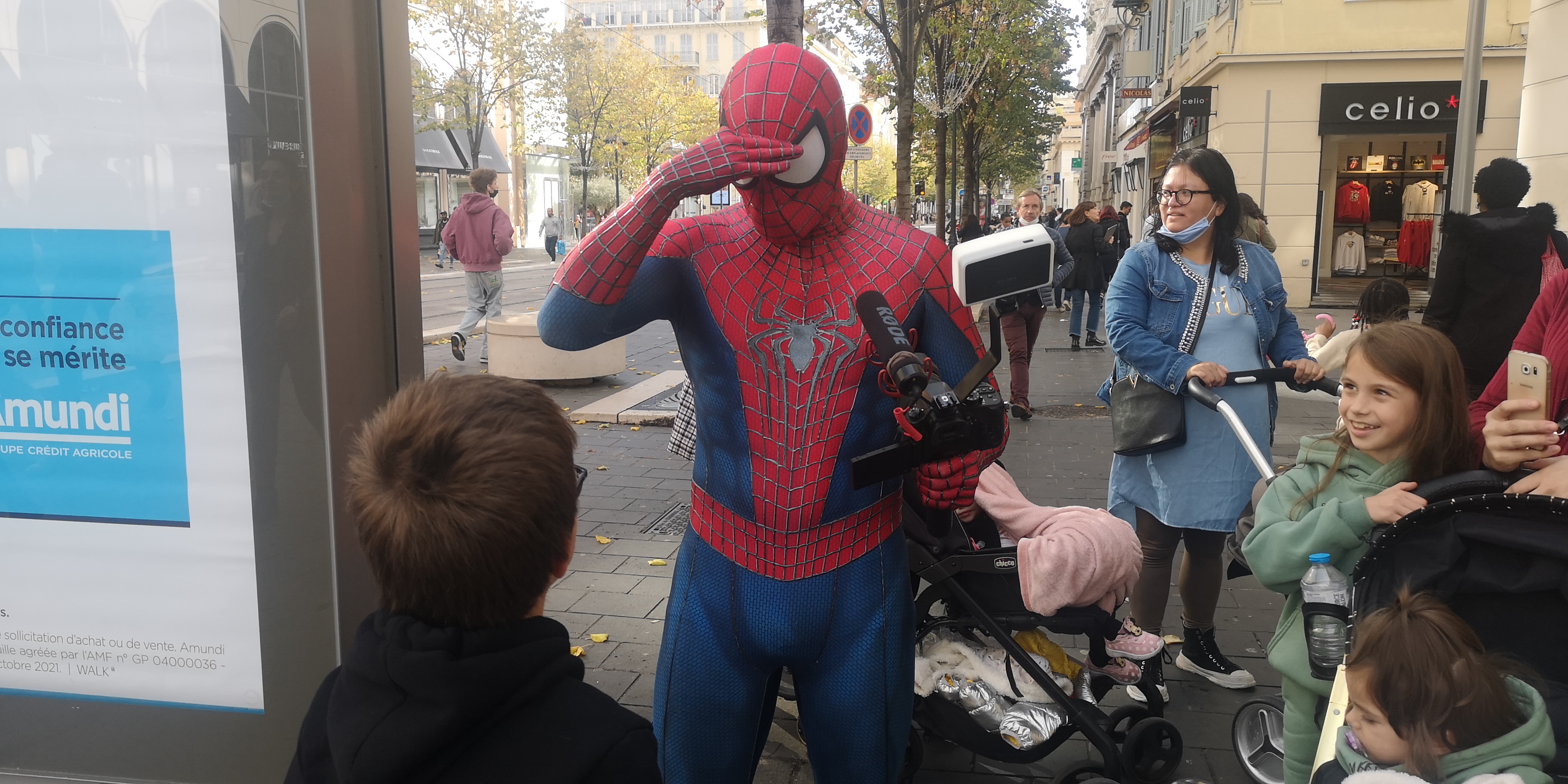 Spider-Man avec des enfants sur l'avenue Jean Medecin