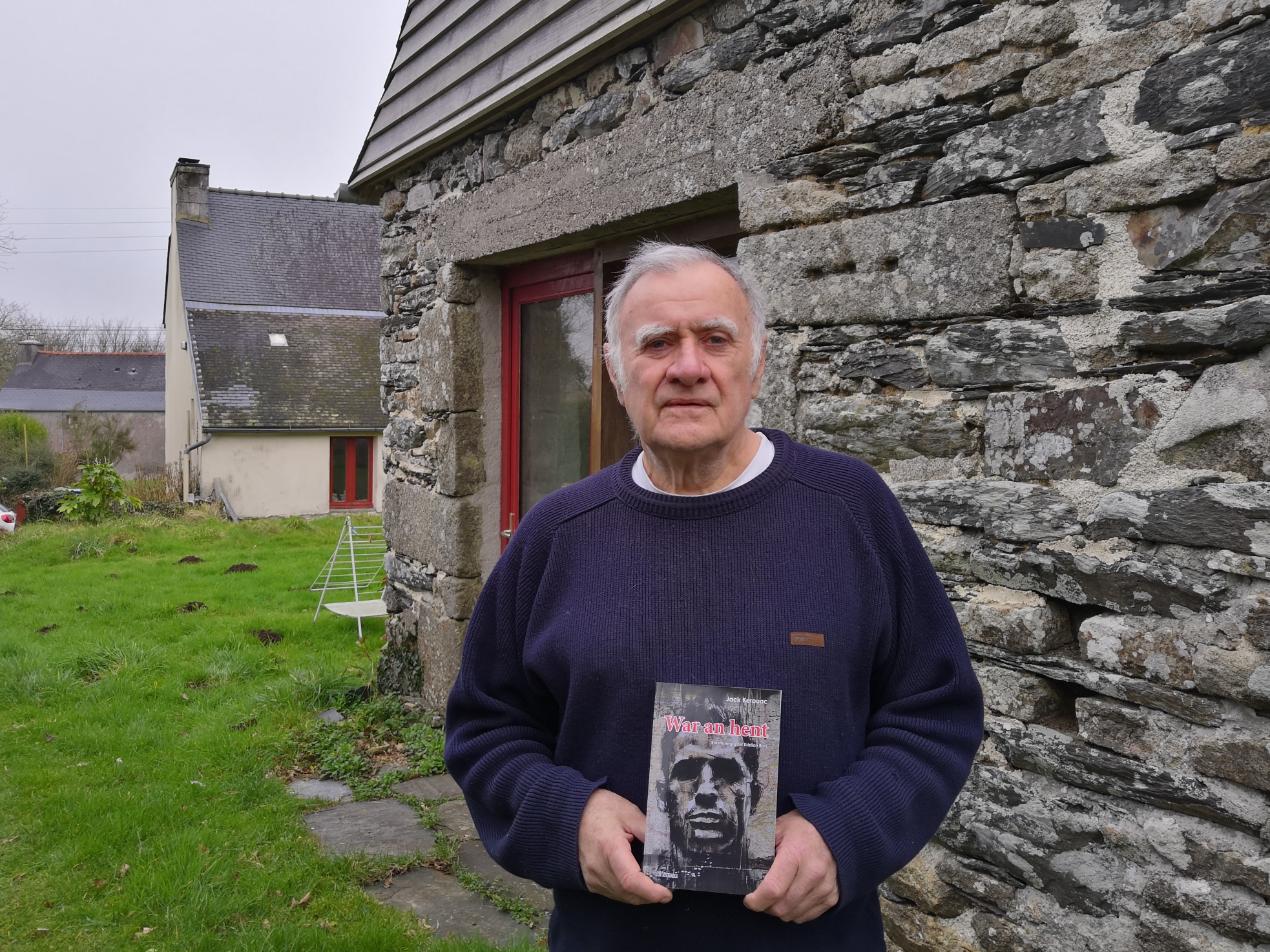 Christian Le Bras, auteur et traducteur en breton, chez lui à Kéranheroff (Finistère) © Clara Gabillet 