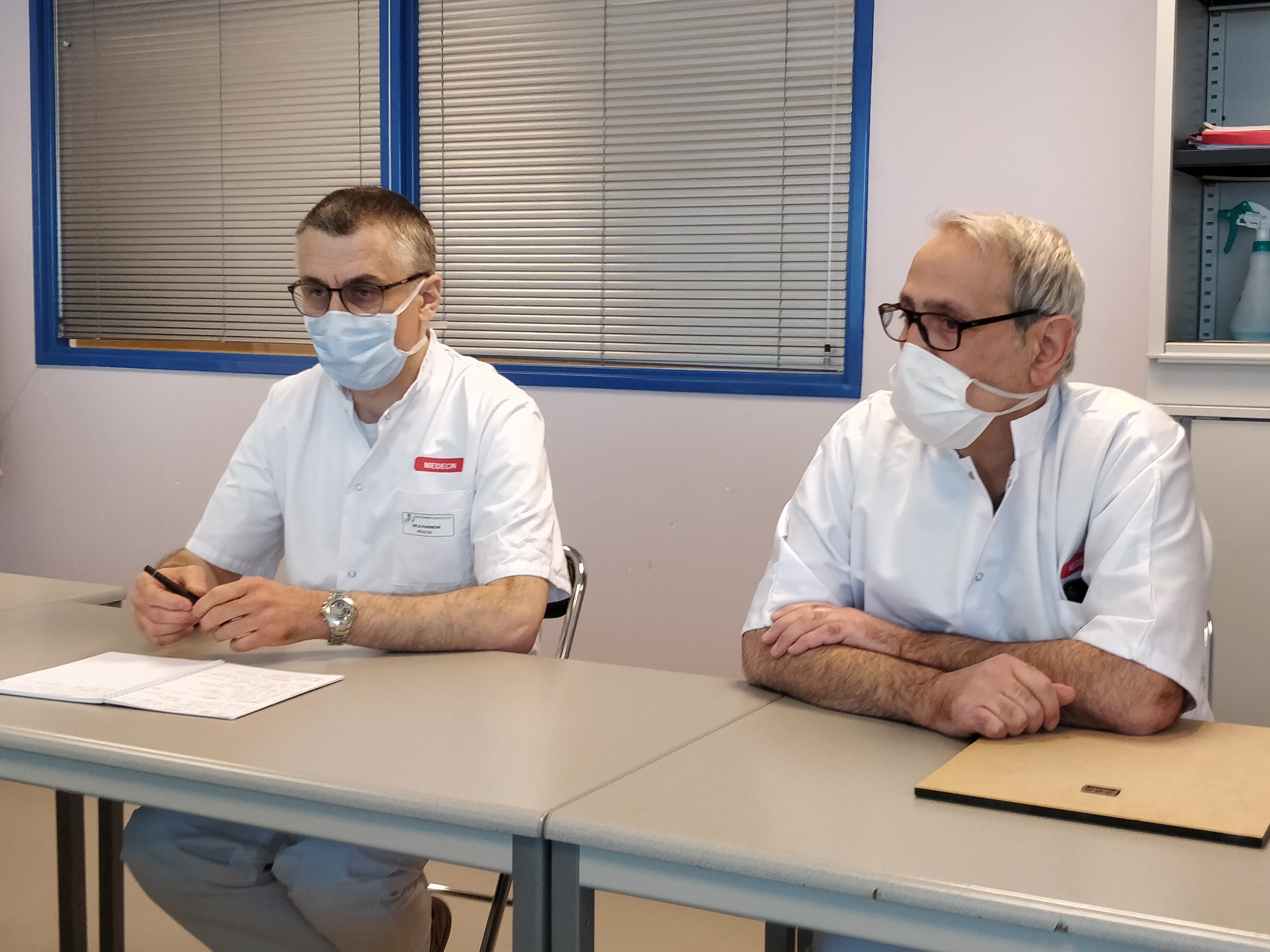 Le docteur Parmon (à gauche) et le docteur Alkhouja (à droite) sont urologues à l'hôpital de Bourges © RCF - Guillaume Martin-Deguéret.