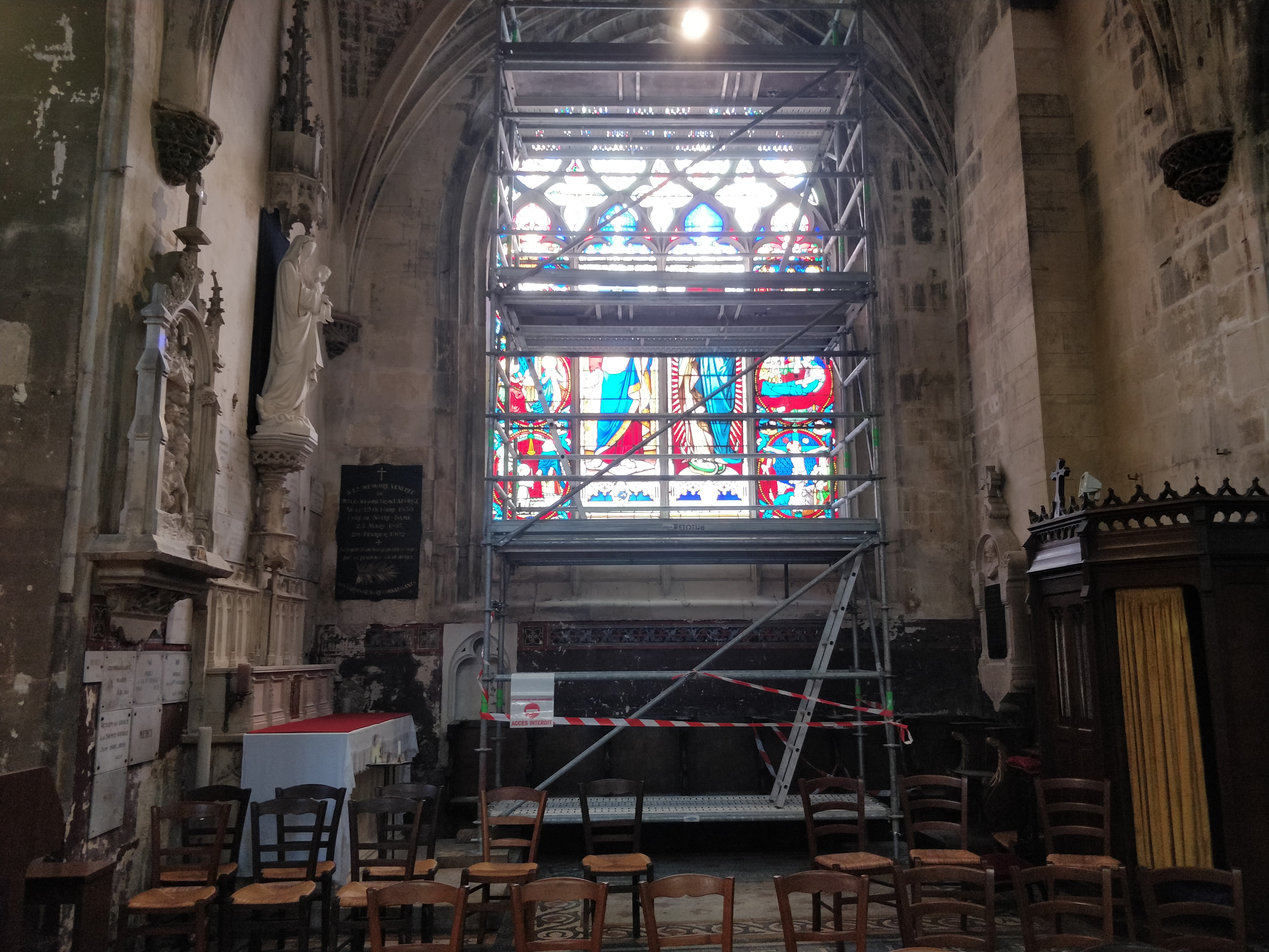 Certains vitraux de Notre-Dame sont en très mauvais état © RCF - Guillaume Martin-Deguéret.