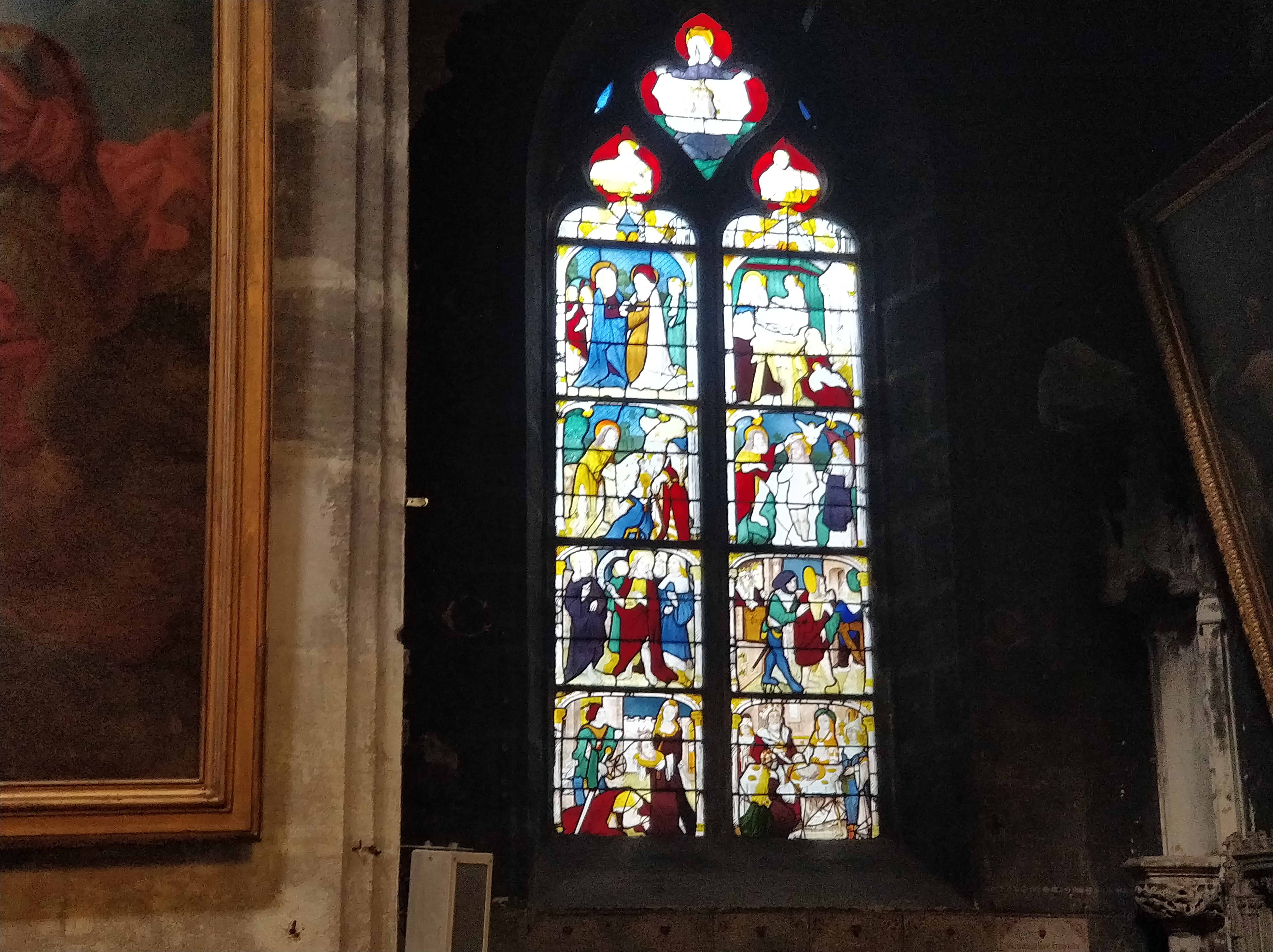 Ce vitrail est le plus vieux de l'église, il date de la fin du XVe/ début du XVIe siècle. C'est pourtant celui qui est dans le meilleur état et il va rester sur place © RCF - Guillaume Martin-Deguéret.