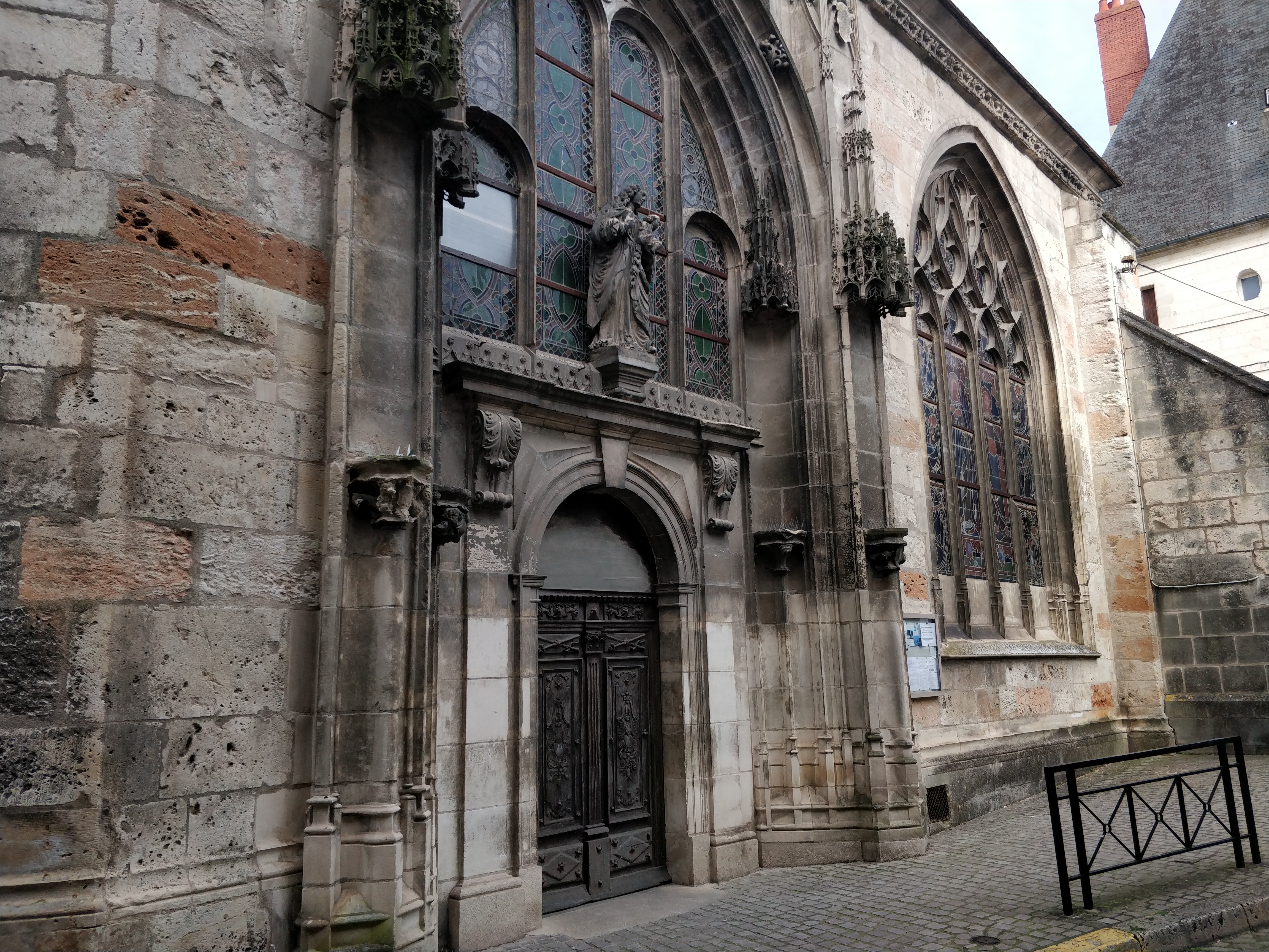 Notre-Dame de Bourges est dans le centre-ville berruyer, à quelques pas du centre commercial Avaricum © RCF - Guillaume Martin-Deguéret. 