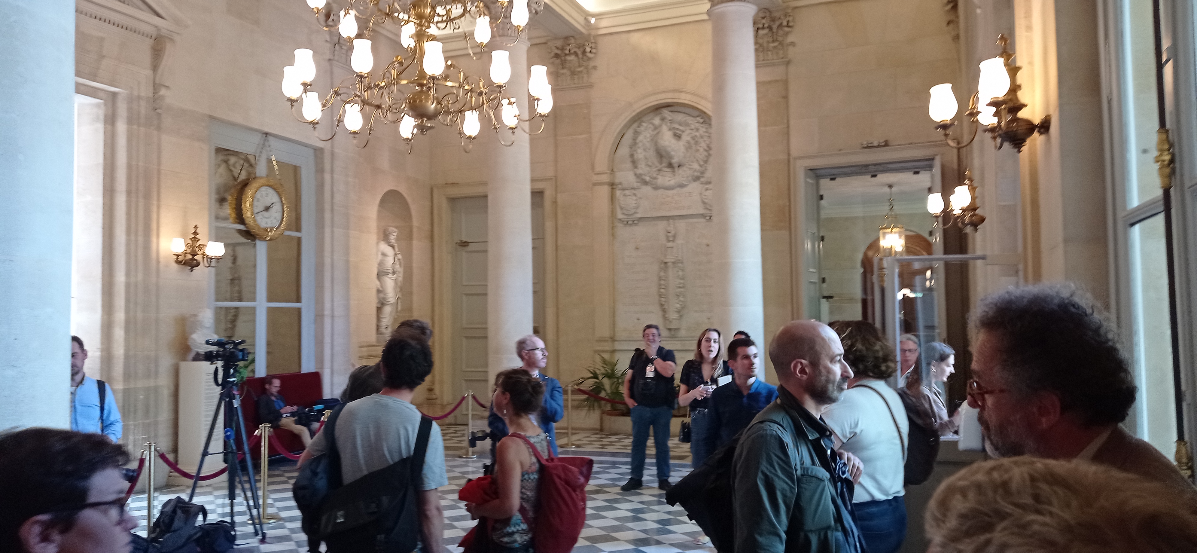 La salle des quatre colonnes où la presse attends les députés