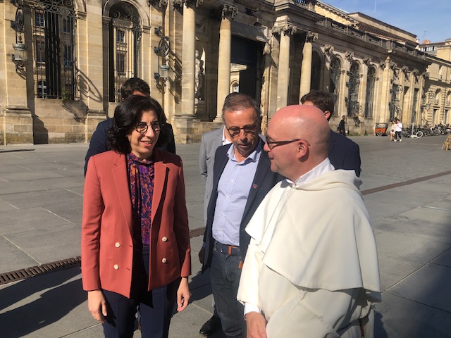 La ministre Rima Abdul Malak, le maire de Bordeaux Pierre Hurmic et le Père Jean Clément Guez, recteur de la cathédrale
