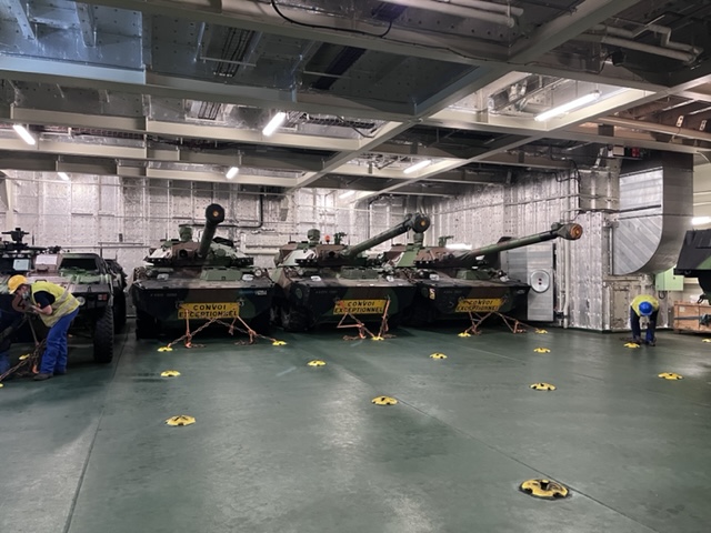 Des chars prêts à être déployés à partir du Dixmude - Sarah Roullier