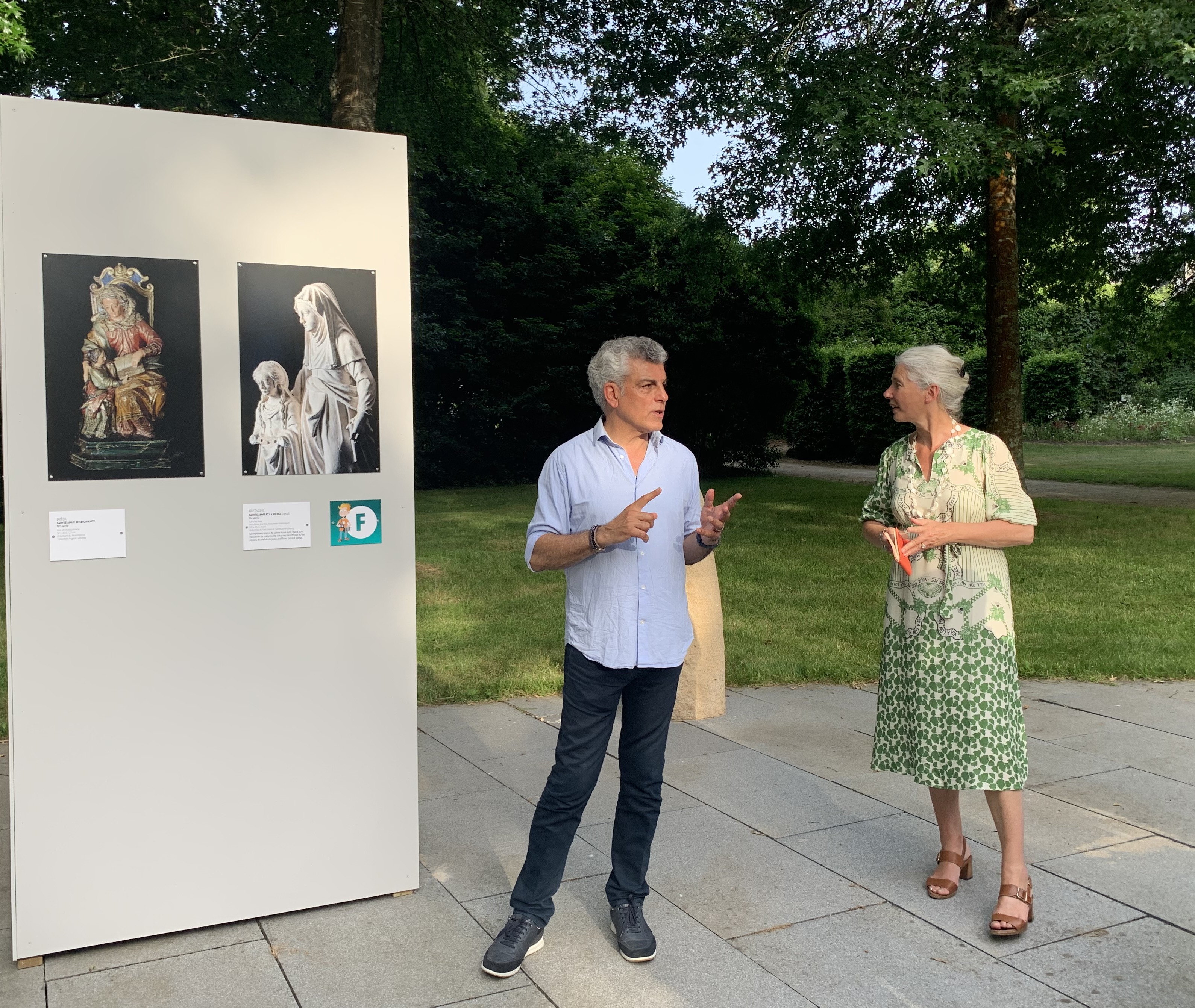 Ferrante Ferranti et Irène de Château-Thierry commentent l'exposition dans le parc du sanctuaire de Sainte Anne d'Auray