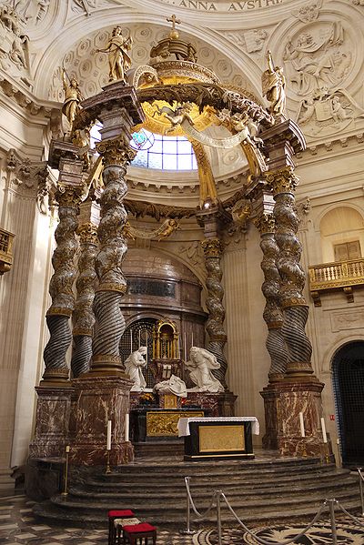 baldaquin avec socle en marbre de Dinant, Paris, église du Val-de-Grâce.