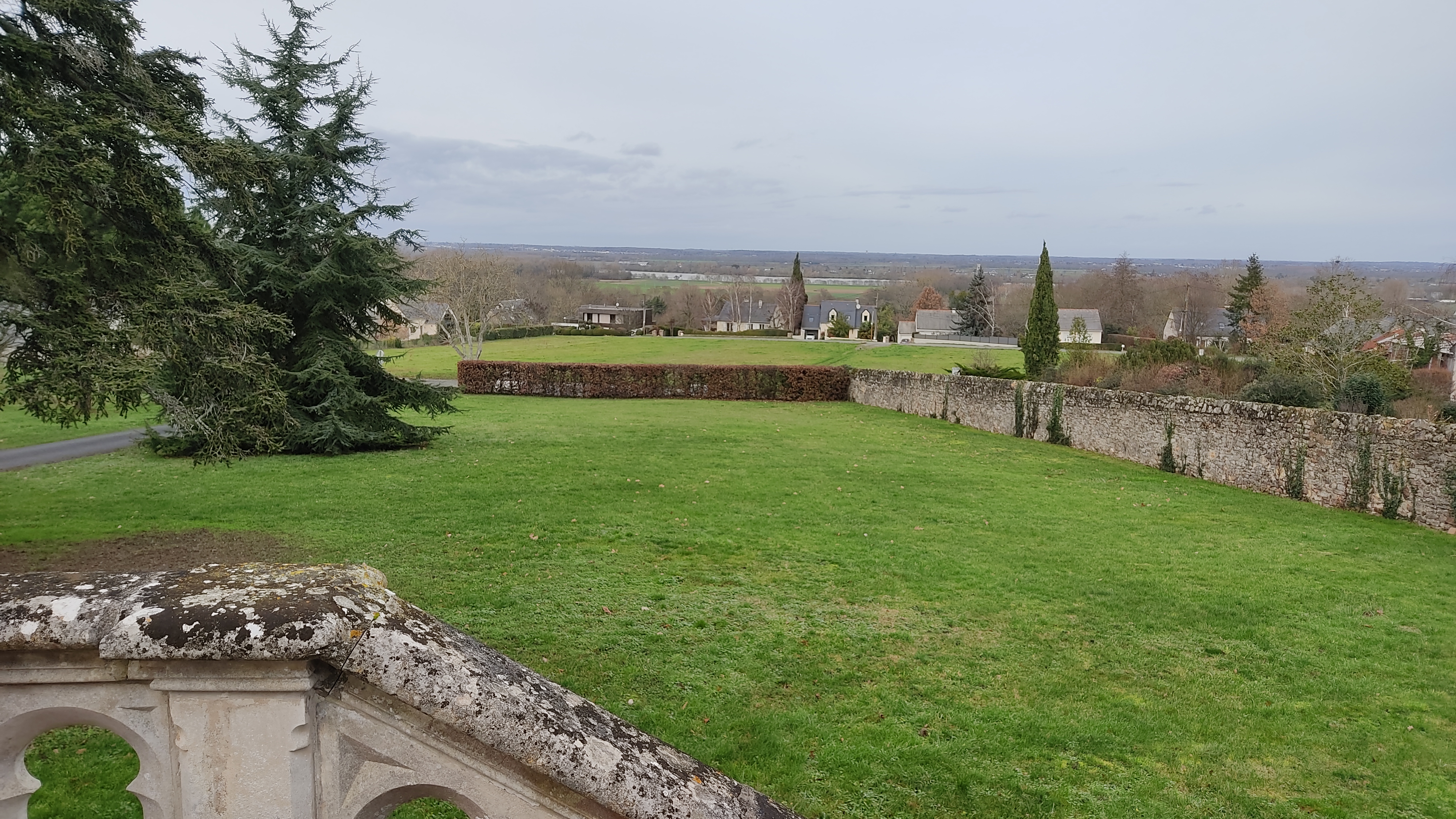 Le jardin du château, situé en contrebas de la terrasse, fait partie de la vente. ©RCF Anjou