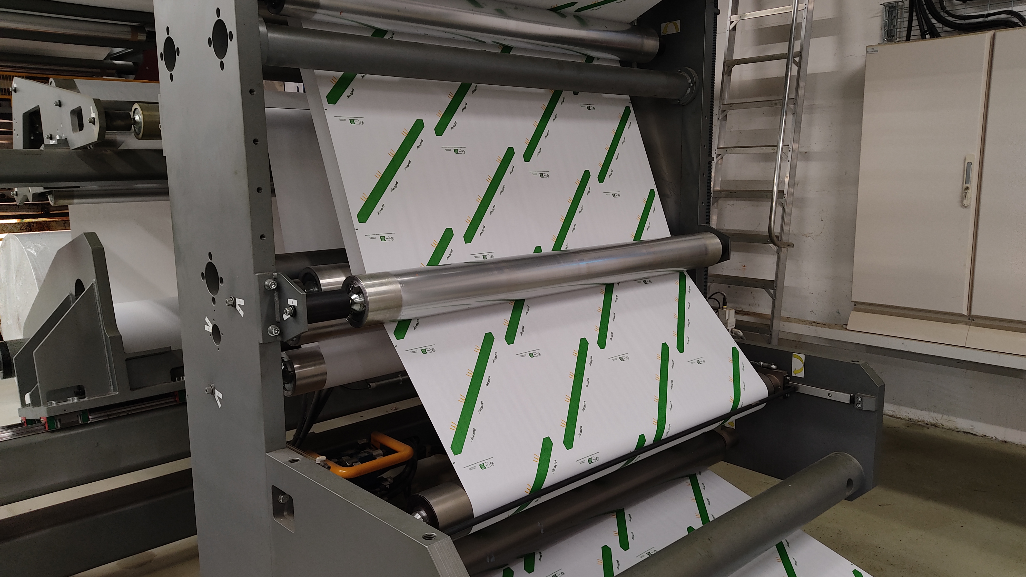 L'usine Graphic Packaging de Cholet a investi plus d'un million d'euros dans une nouvelle machine pour produire le nouvel emballage papier des hamburgers de McDonald's. ©RCF Anjou