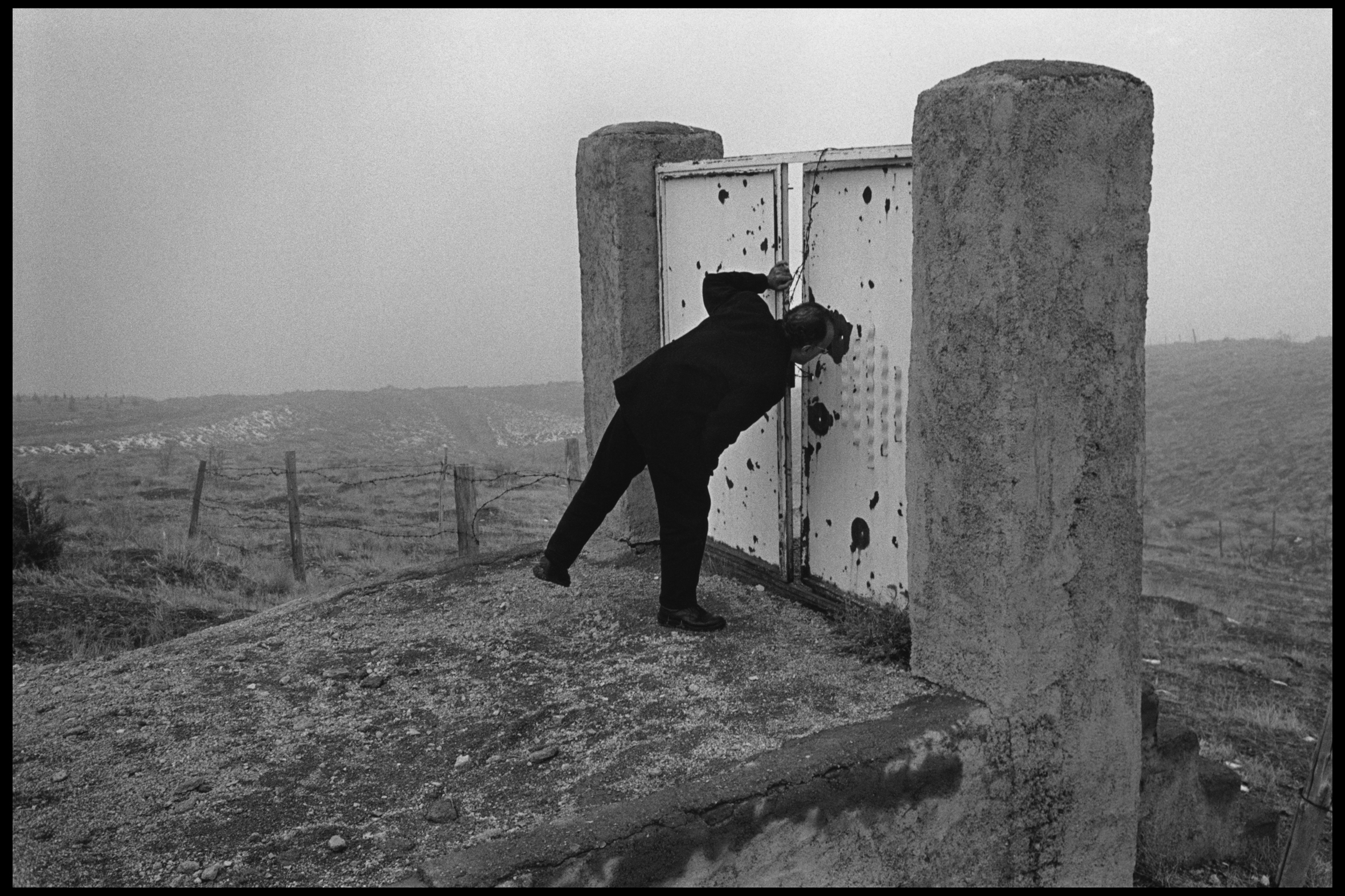 Iran. Téhéran. 1997. Le réalisateur Abbas KHIAROSTAMI sur les collines entourant la capitale, où a été tourné son film "Taste of Cherry", qui a reçu la Palme d'or à Cannes en 1997. Abbas / Magnum Photos