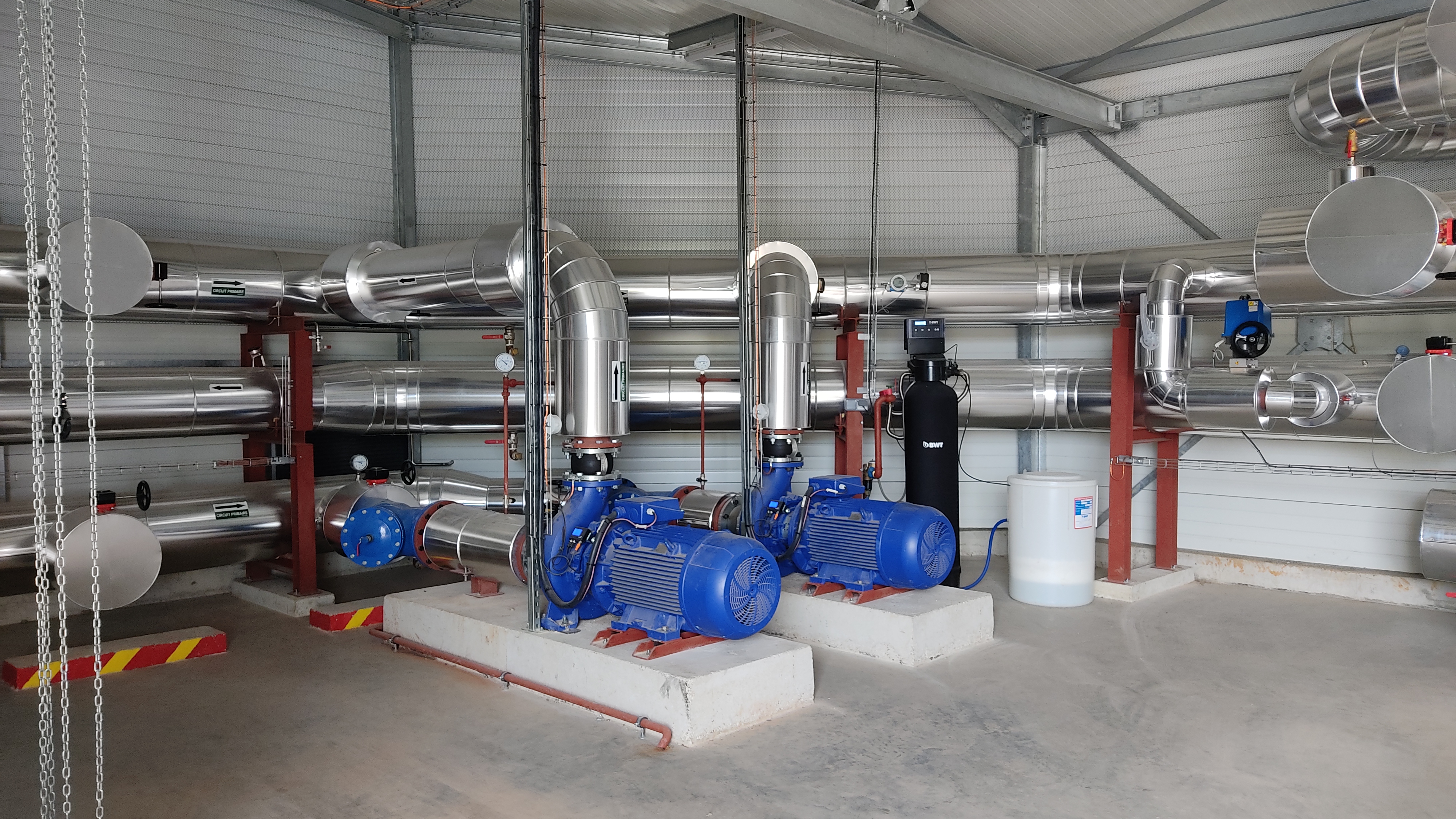 Les hydrocondenseurs permettent de récupérer la chaleur de l'air pour chauffer l'eau qui circulera dans les serres. ©RCF Anjou