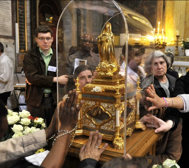 Les reliques de sainte Thérèse ©P.RAZZOCIRIC