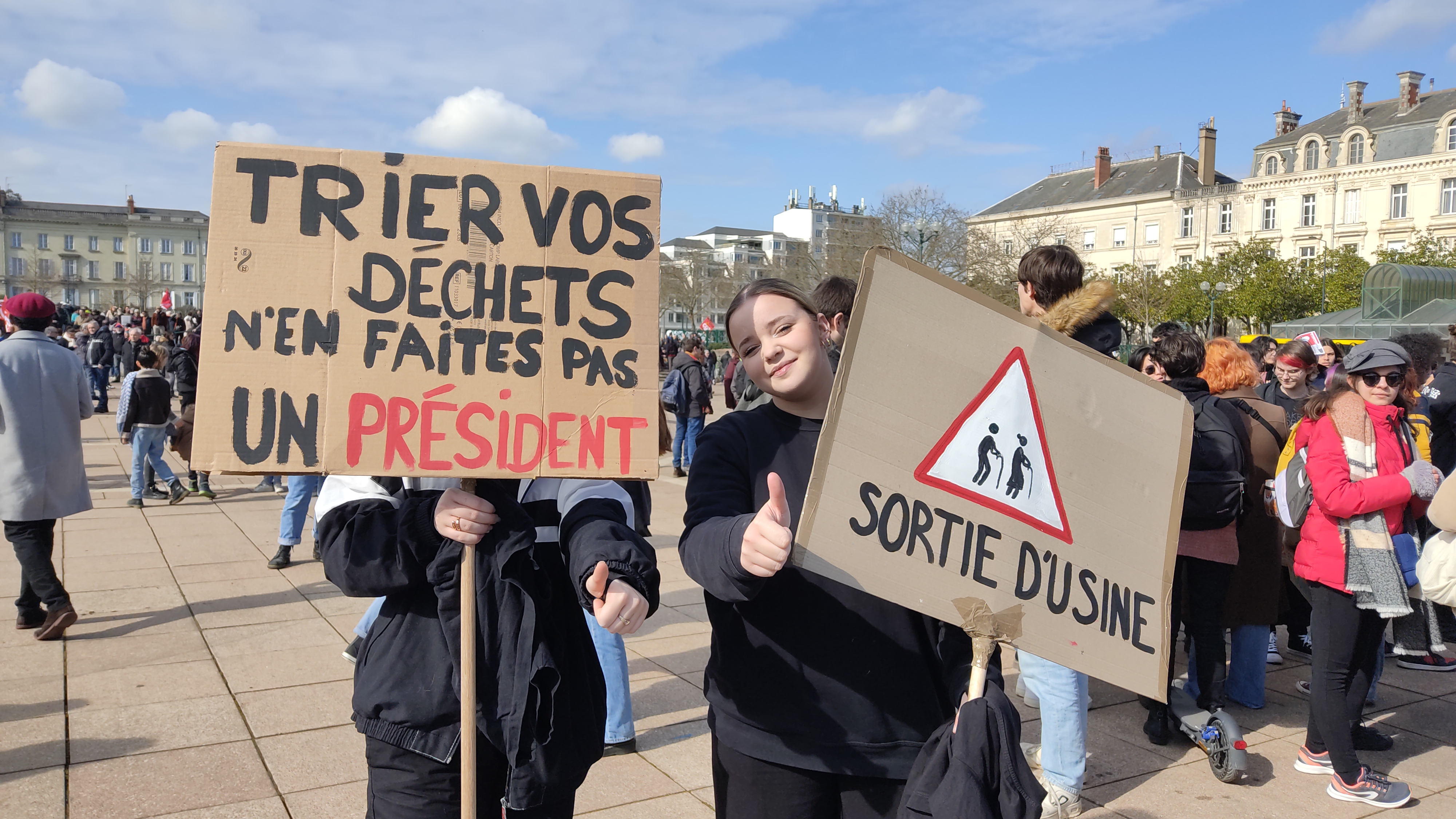 Maïwenn et Rani, élèves au lycée Chevrollier à Angers, manifestent depuis le début du mouvement contre la réforme des retraites. ©RCF Anjou
