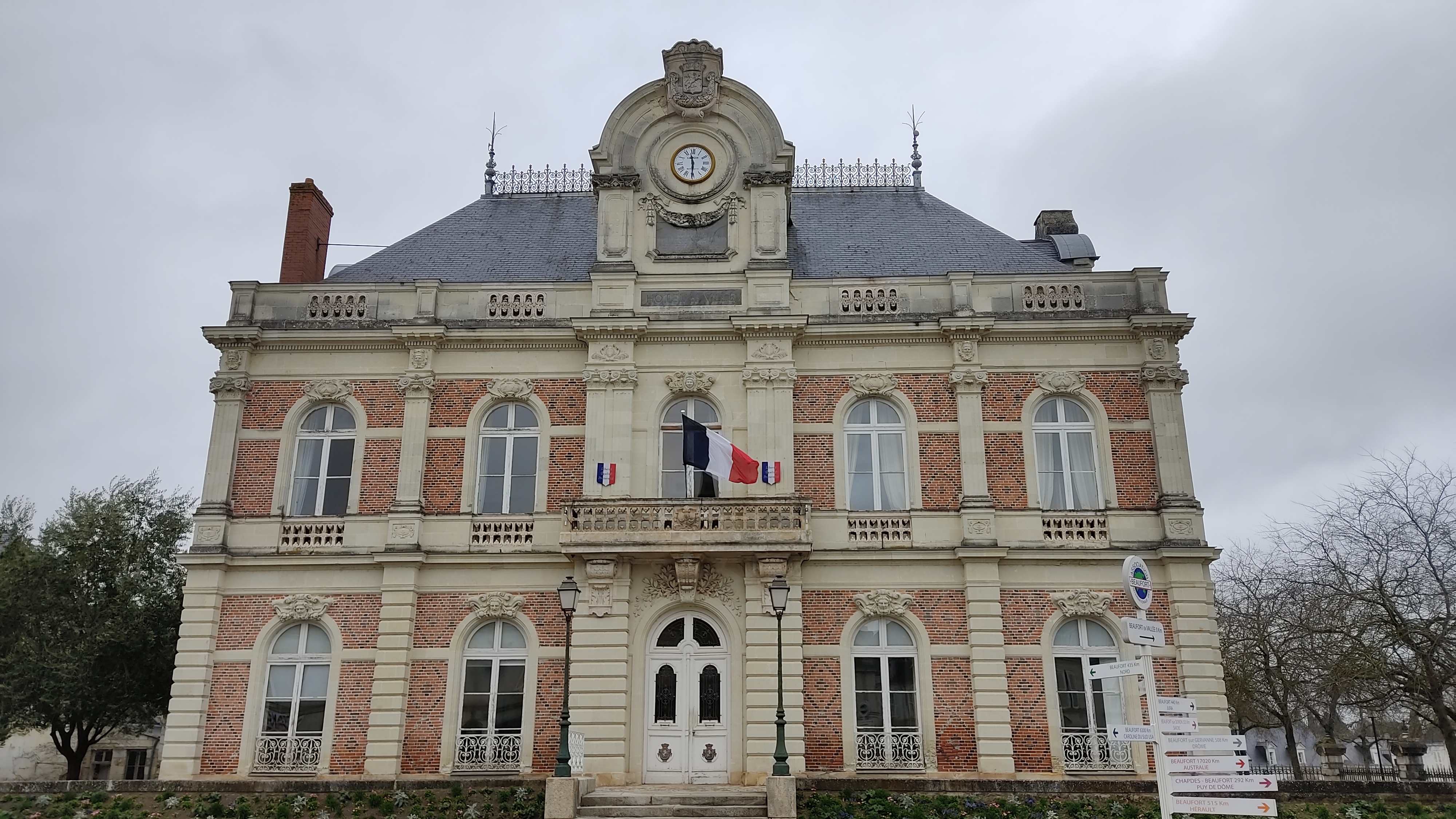 La mairie de Beaufort-en-Anjou a besoin de 2 millions d'euros de travaux, estime le maire Jean-Charles Taugourdeau. ©RCF Anjou